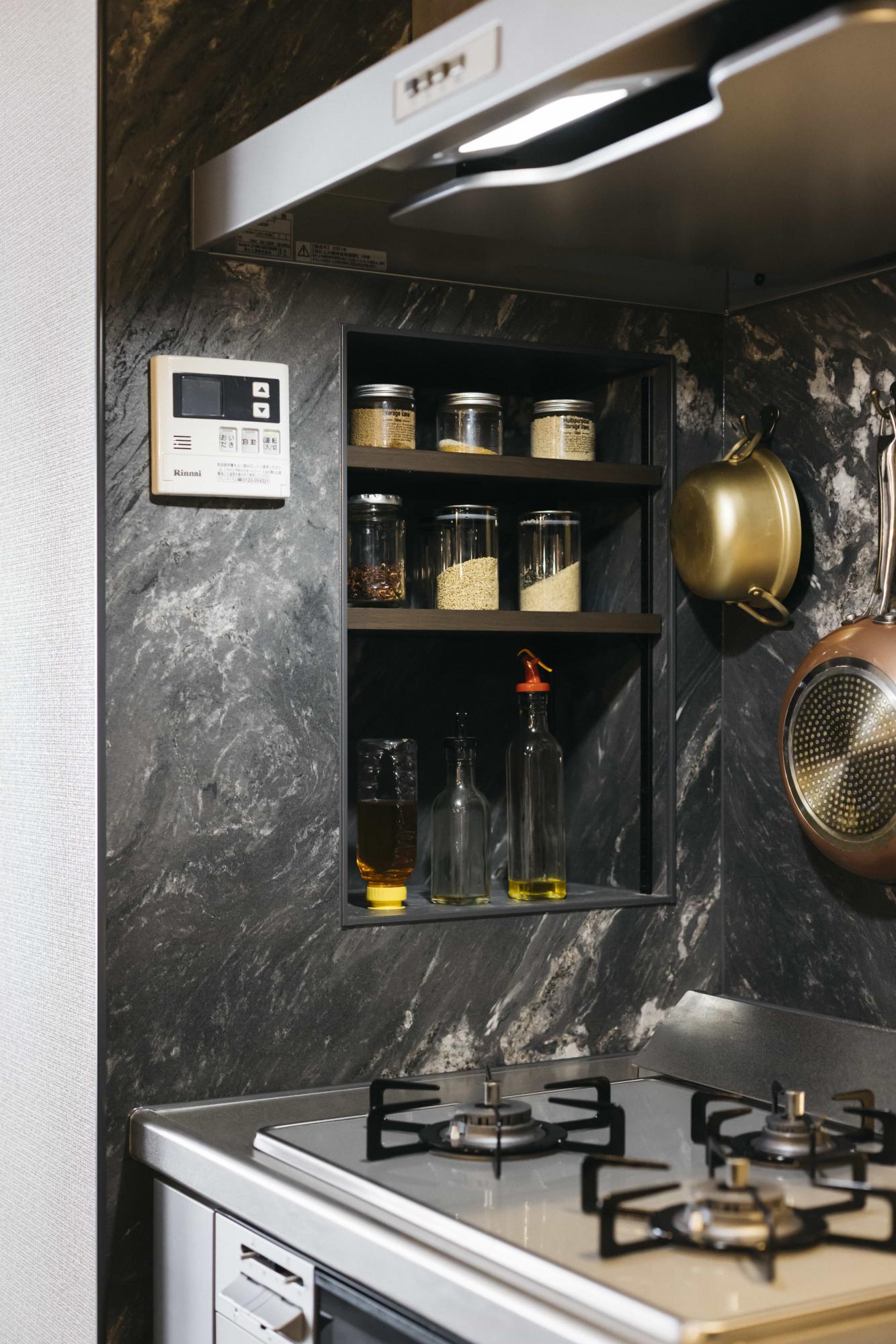 リビングとキッチンの境目につくったダミーの柱で空間を区切り、柱内には調味料などが収納できるニッチを設置。料理しながら使いやすく、リビング空間からは見えないというメリットがあります。