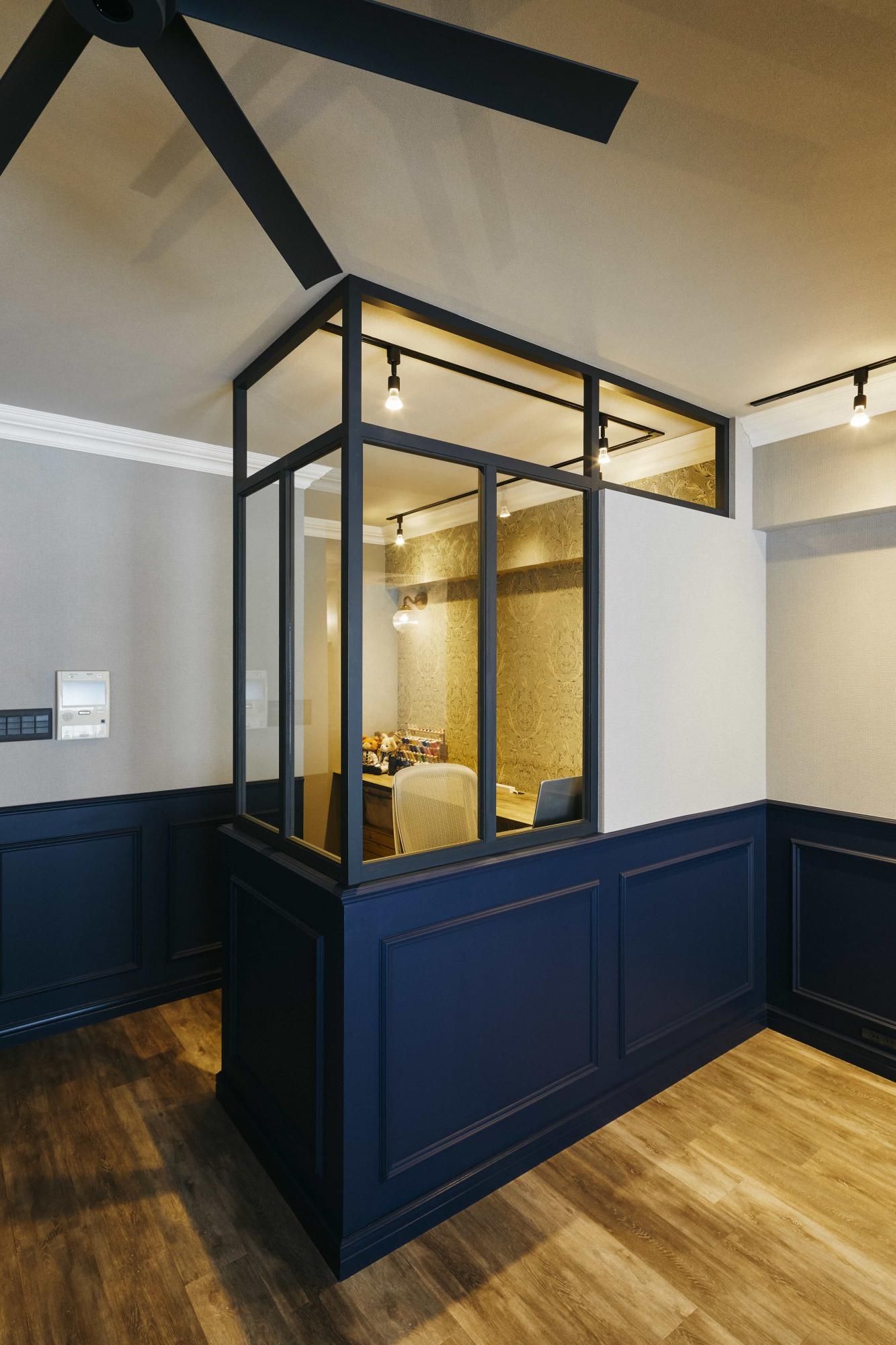 リモートワークスペースは、窮屈にならないように半個室型を採用。造作内窓の間仕切りを配置し、こもり感もありながら見通しの良い空間になっています。