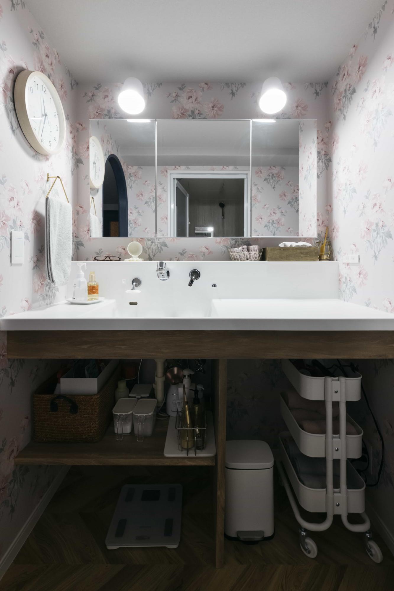 明るく清潔感ある造作洗面台。カウンタースペースも広く、圧迫感なく使用できます。