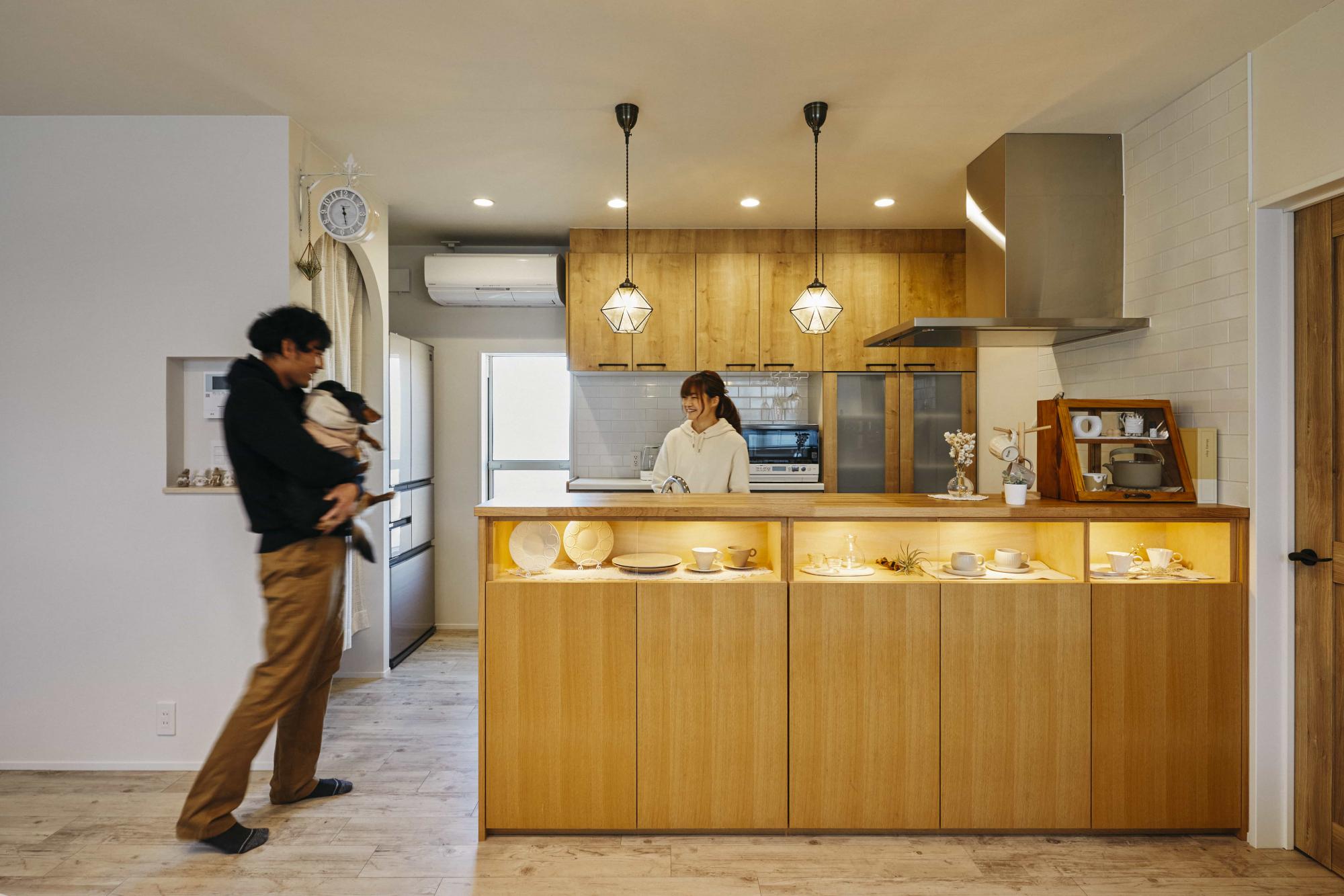 まるでショーケースのような見せる収納でお気に入りの食器をディスプレイ。