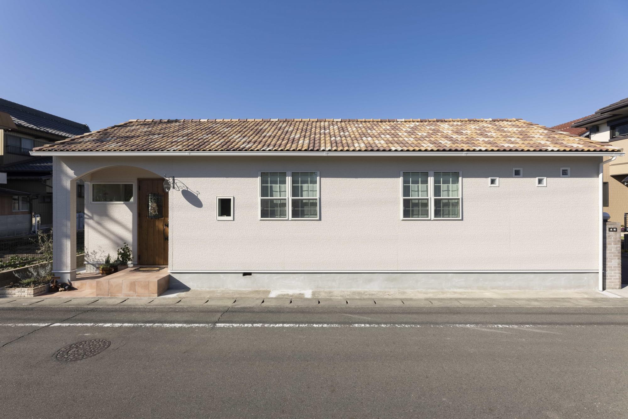 外壁・屋根の張り替え、増築をして新築さながらの南米風平屋にリノベーション。