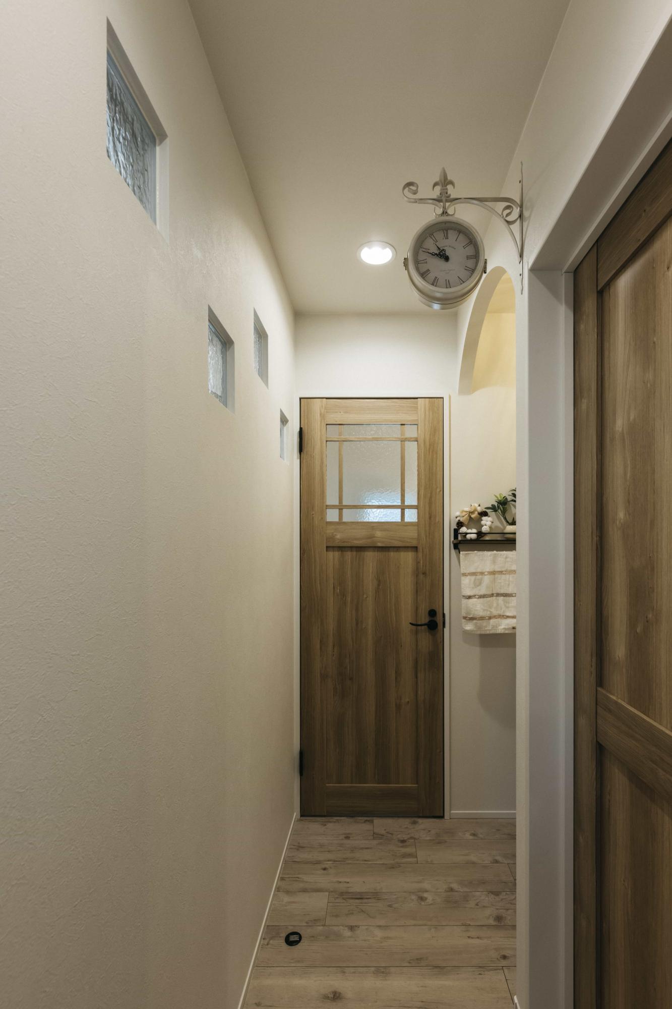 ネイルサロンスペースとLDKのどちらからもトイレと洗面室に行きやすいように間取りを調整。