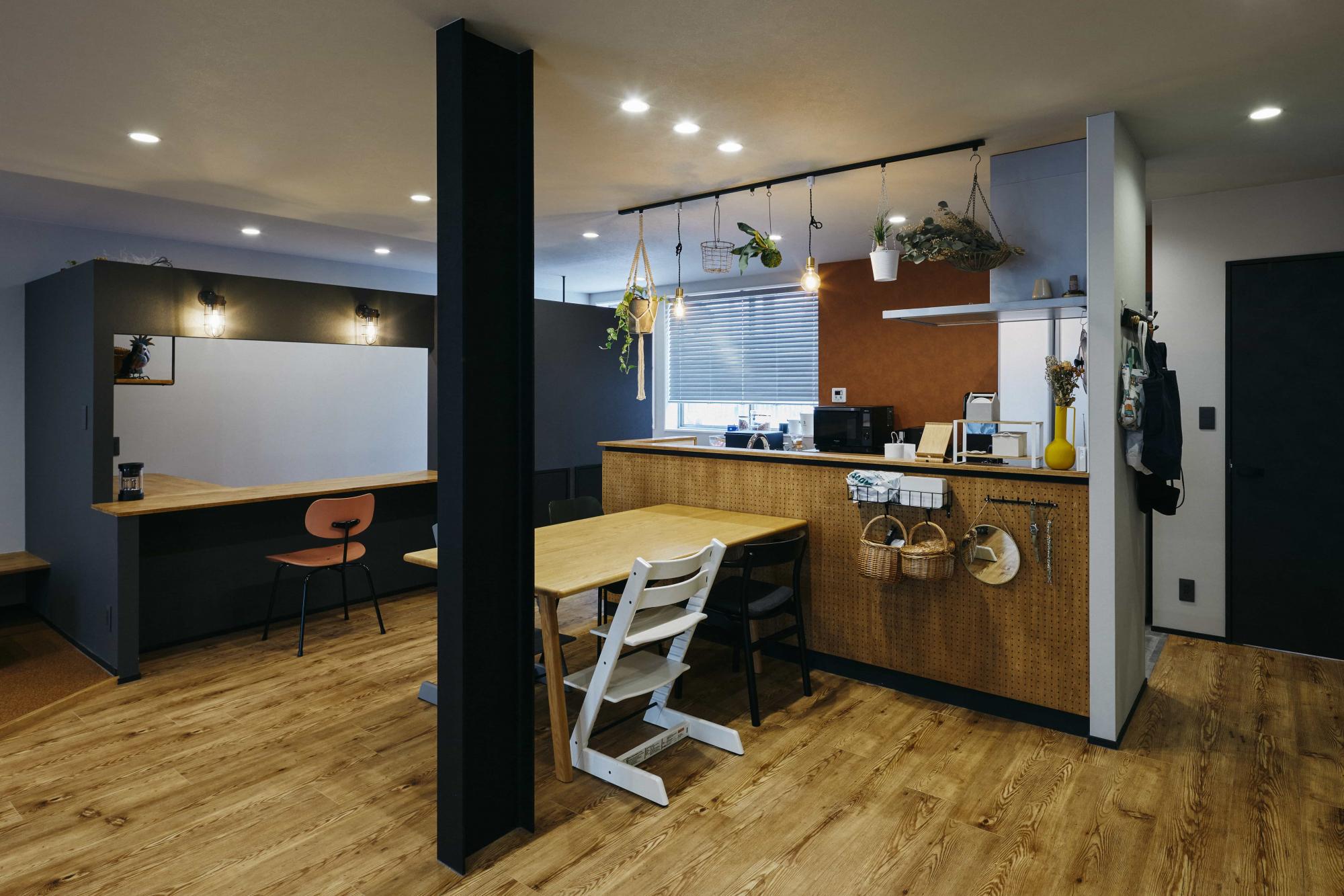 キッズスペース・仕事作業スペースが一体となったLDKに間取り変更。