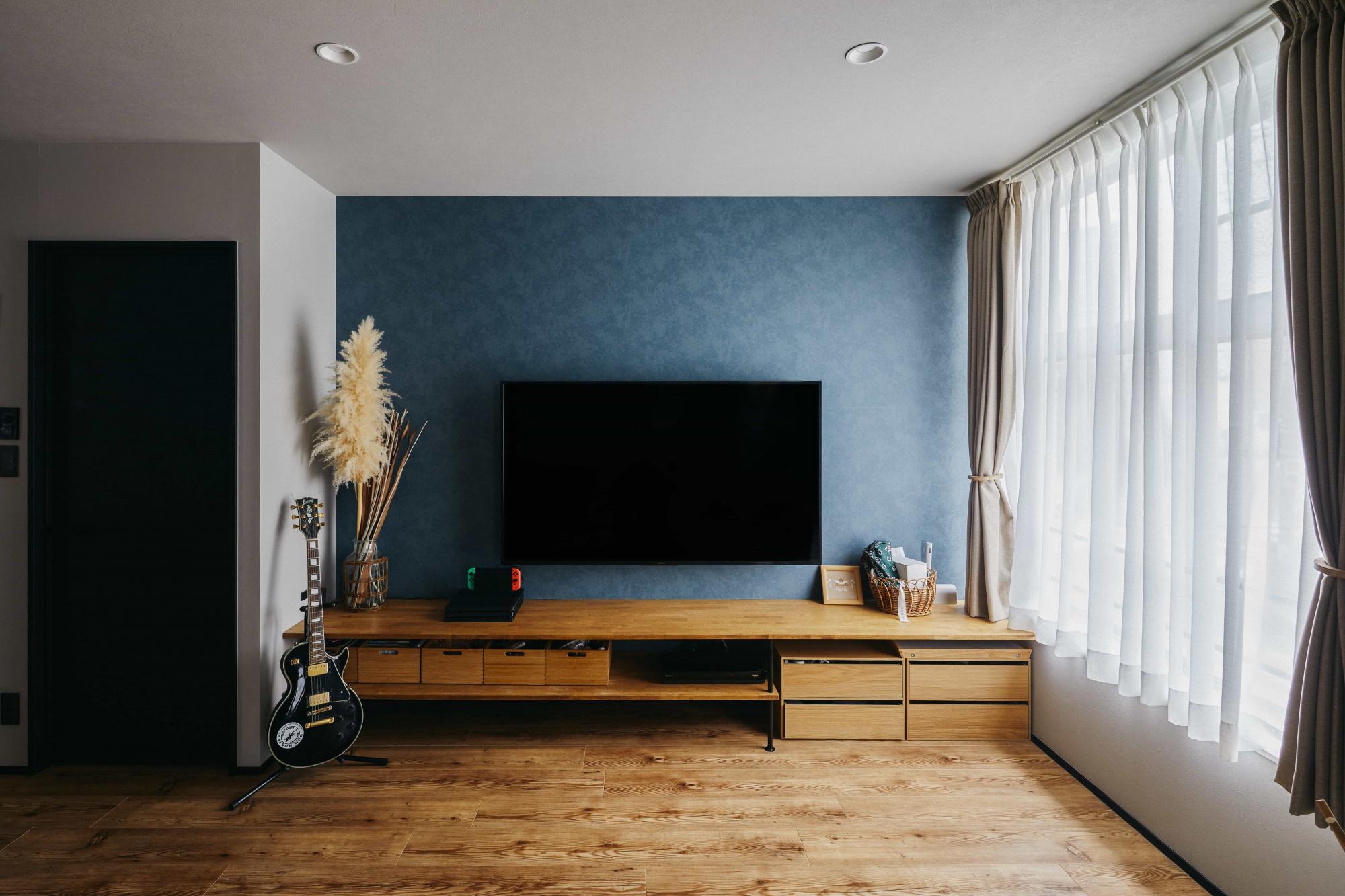 レザー調のアクセントクロスで空間がぐっと引き締まります。