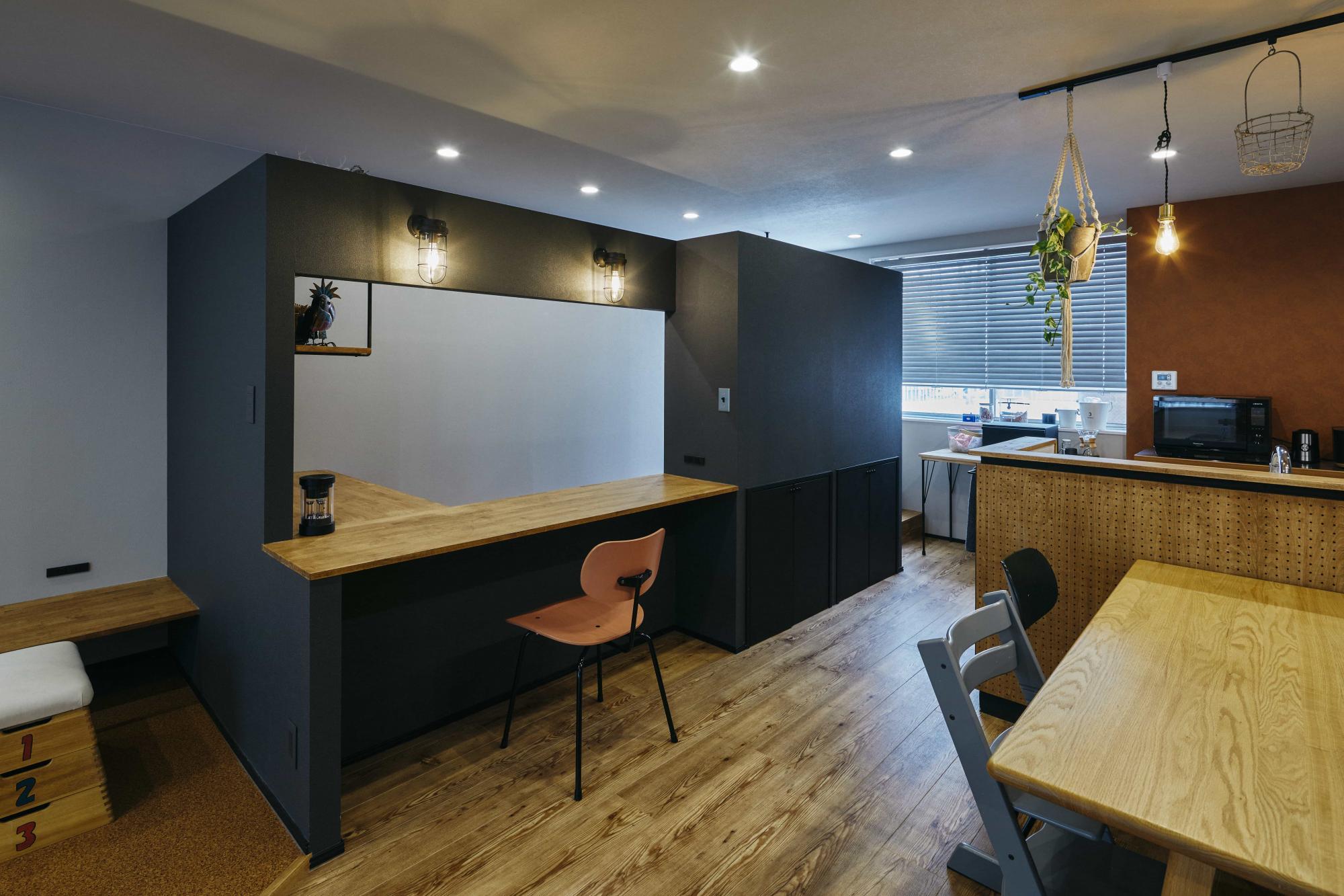 LDKの一角に設けた半独立型のワークスペースは、程よいこもり感もありながらリビングの様子も見えます。