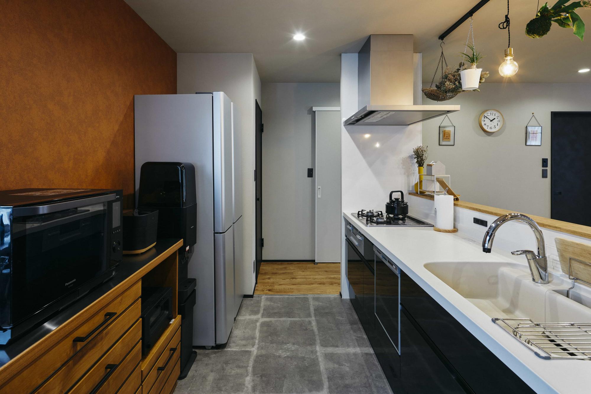 キッチンは両方向からの行き来が可能であり、家事動線が優れています。