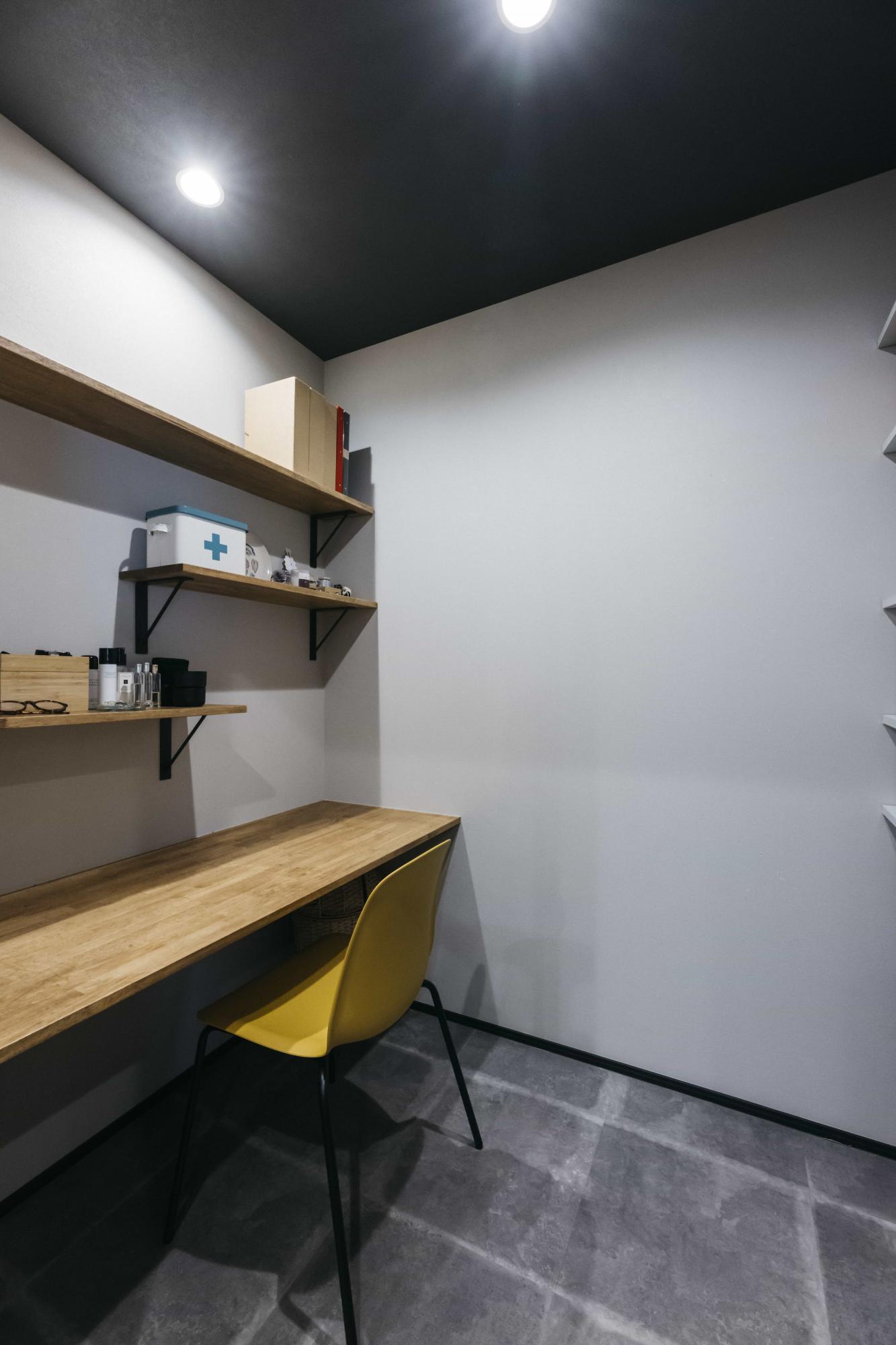 キッチンスペースの横には、パントリー兼奥様専用ワークスペースを設けました。