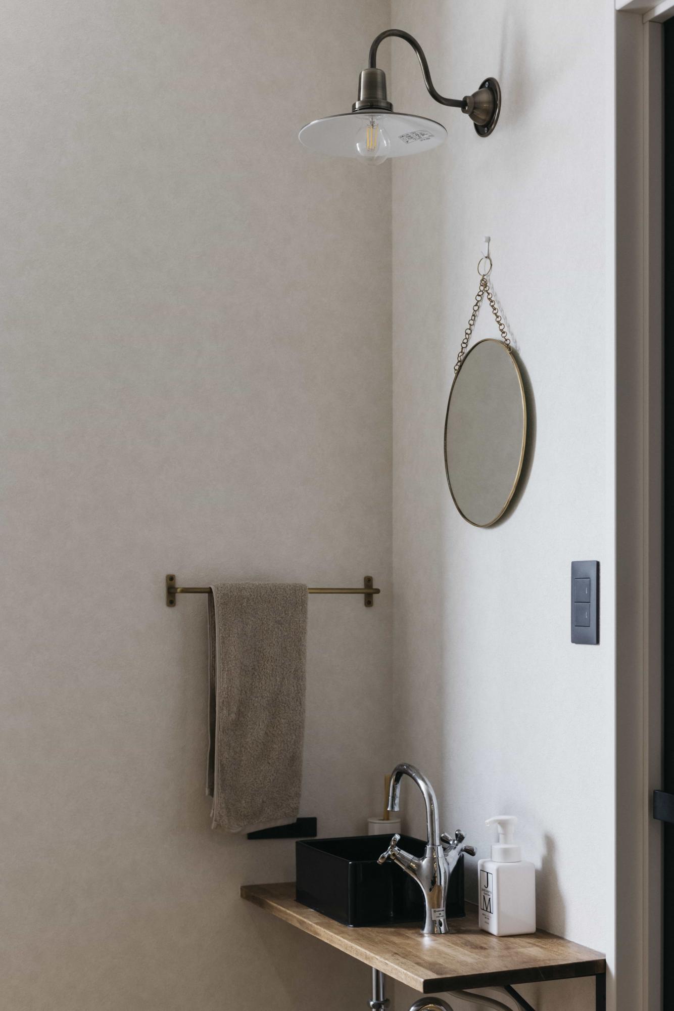 廊下のトイレ横にはコンパクトサイズの洗面台を設置。ちょっと手を洗いたい時にも便利です。