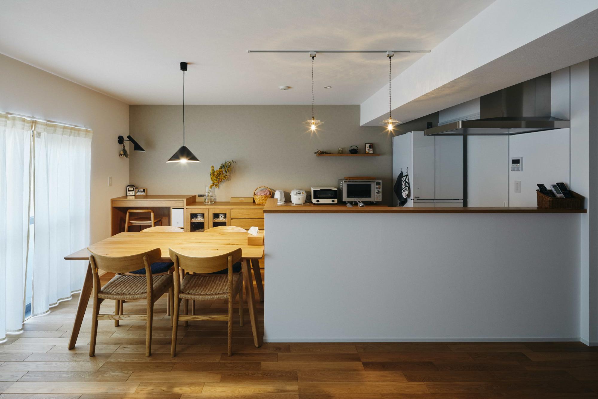 キッチン背面には造作カップボードとその一角にオープンタイプのワークスペースを設計。ワークスペースは、施主様の入れたい椅子に合わせて少し天板の位置を高くして計画しています。築49年のマンションをフルリノベーションし、暮らしやすさが考えられた理想の住まいに生まれ変わりました。