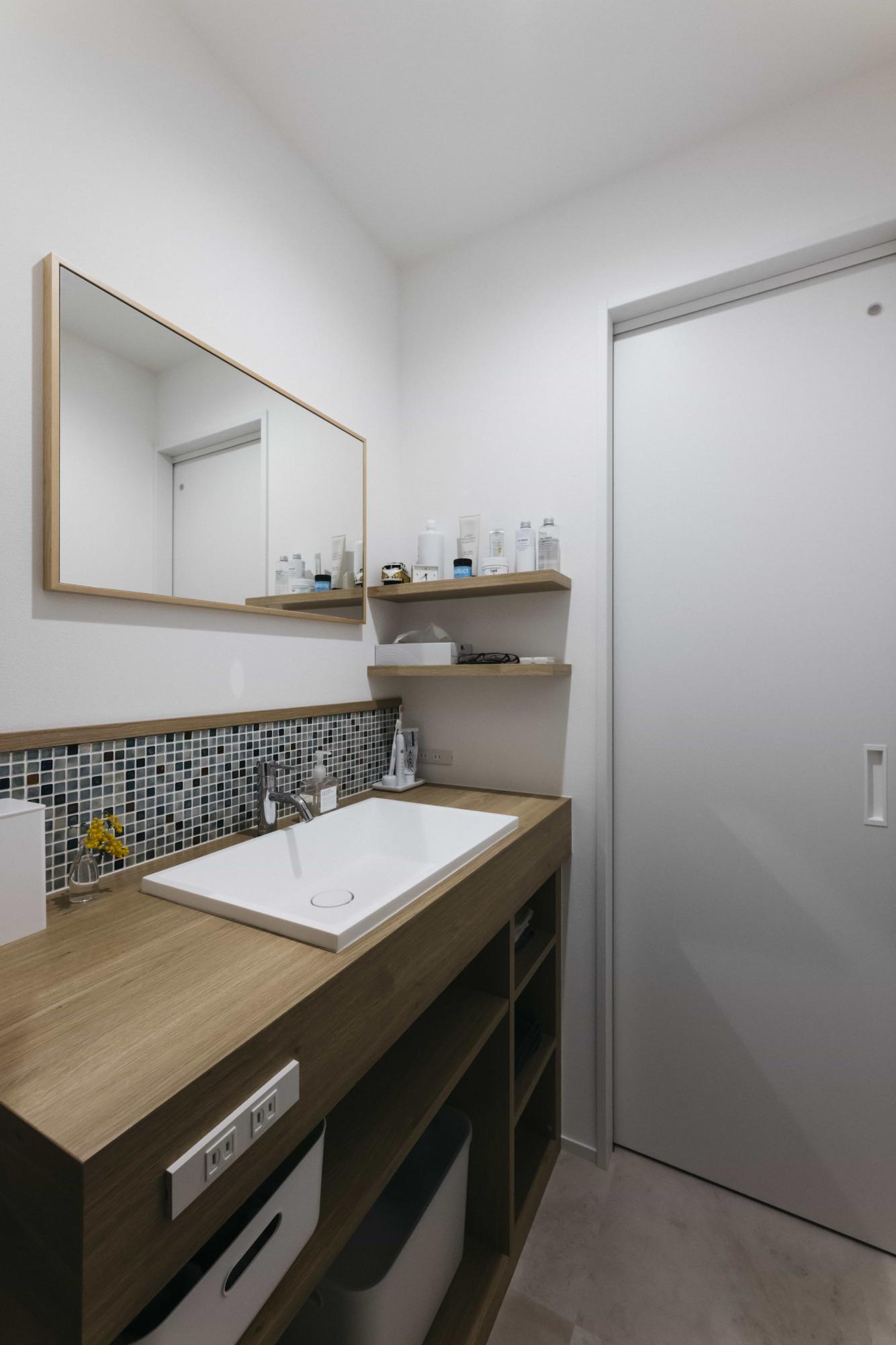 カウンターに使用したメラニン化粧板は熱や水、汚れに強いので、お手入れしやすいのも嬉しいポイントです。