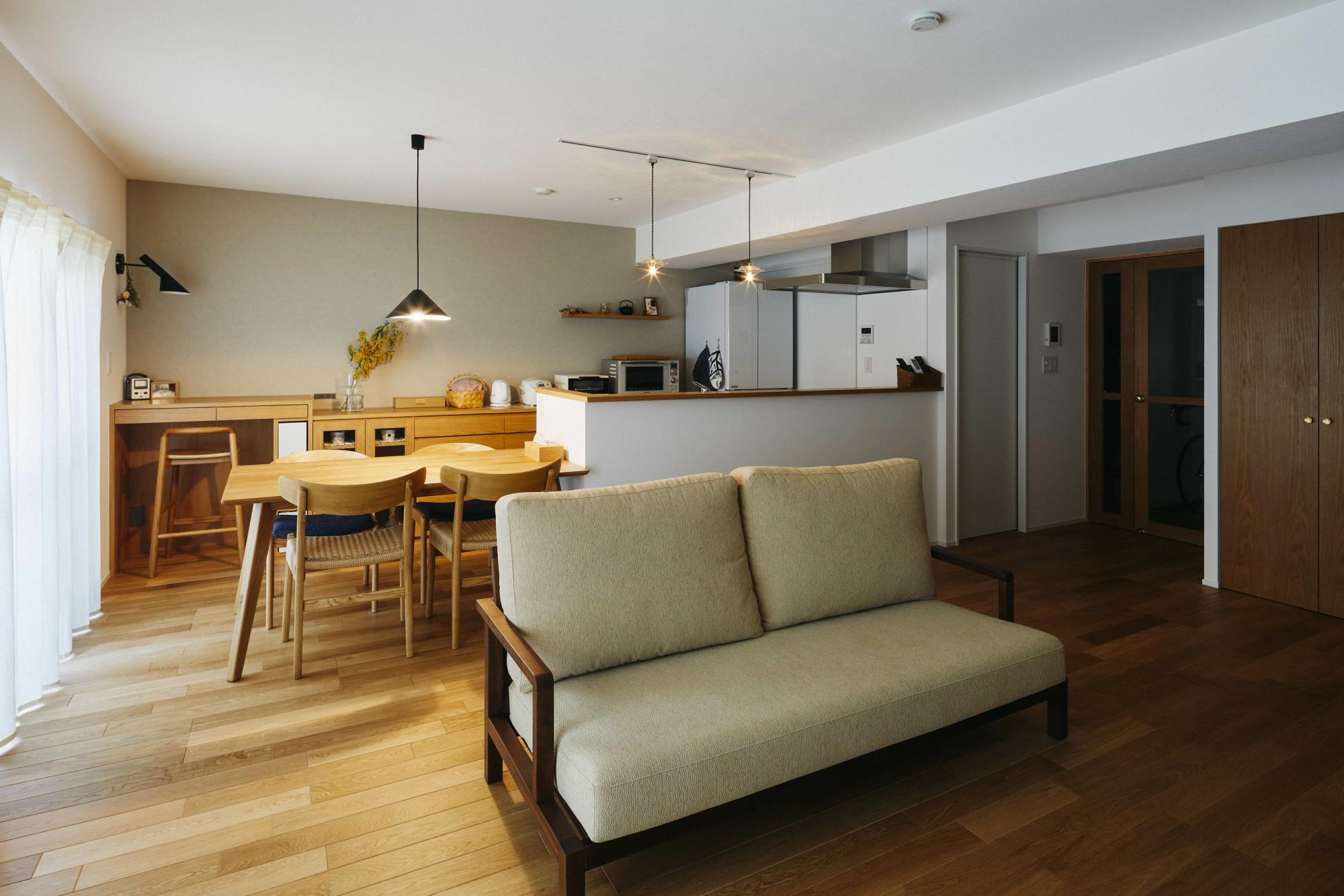 築49年のマンションをフルリノベーションし、雰囲気も全く異なる空間に生まれ変わりました。