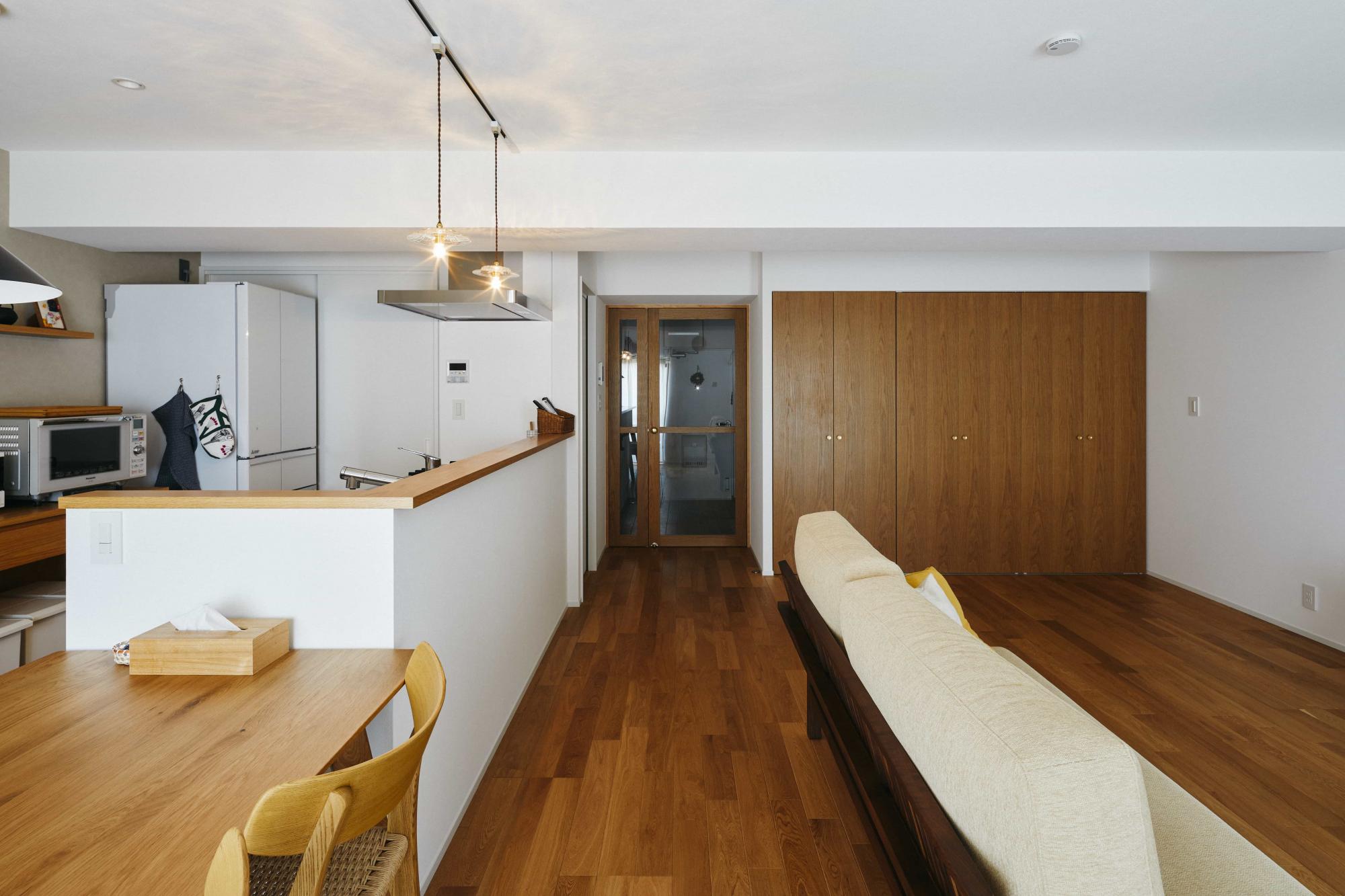 LDKの様子を一望できるように、キッチンの配置を大幅に変更してオープンキッチンを取り入れました。