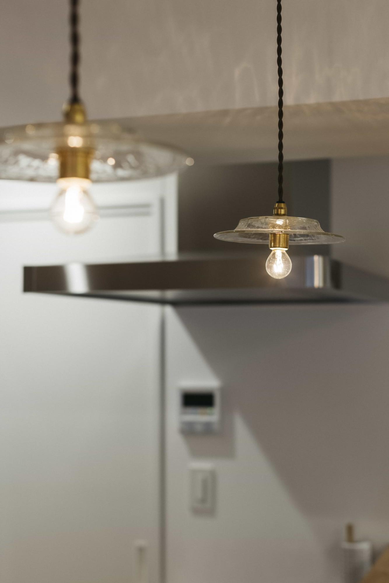 ガラスの浅型シェードのペンダントライトは、光が全方向に広がり空間全体に明るさをプラスします。