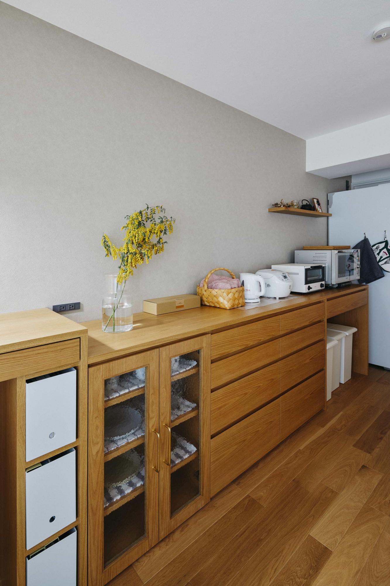 耐久性が高いオーク材で製作したカップボードは、真鍮の取手がアクセントになっています。