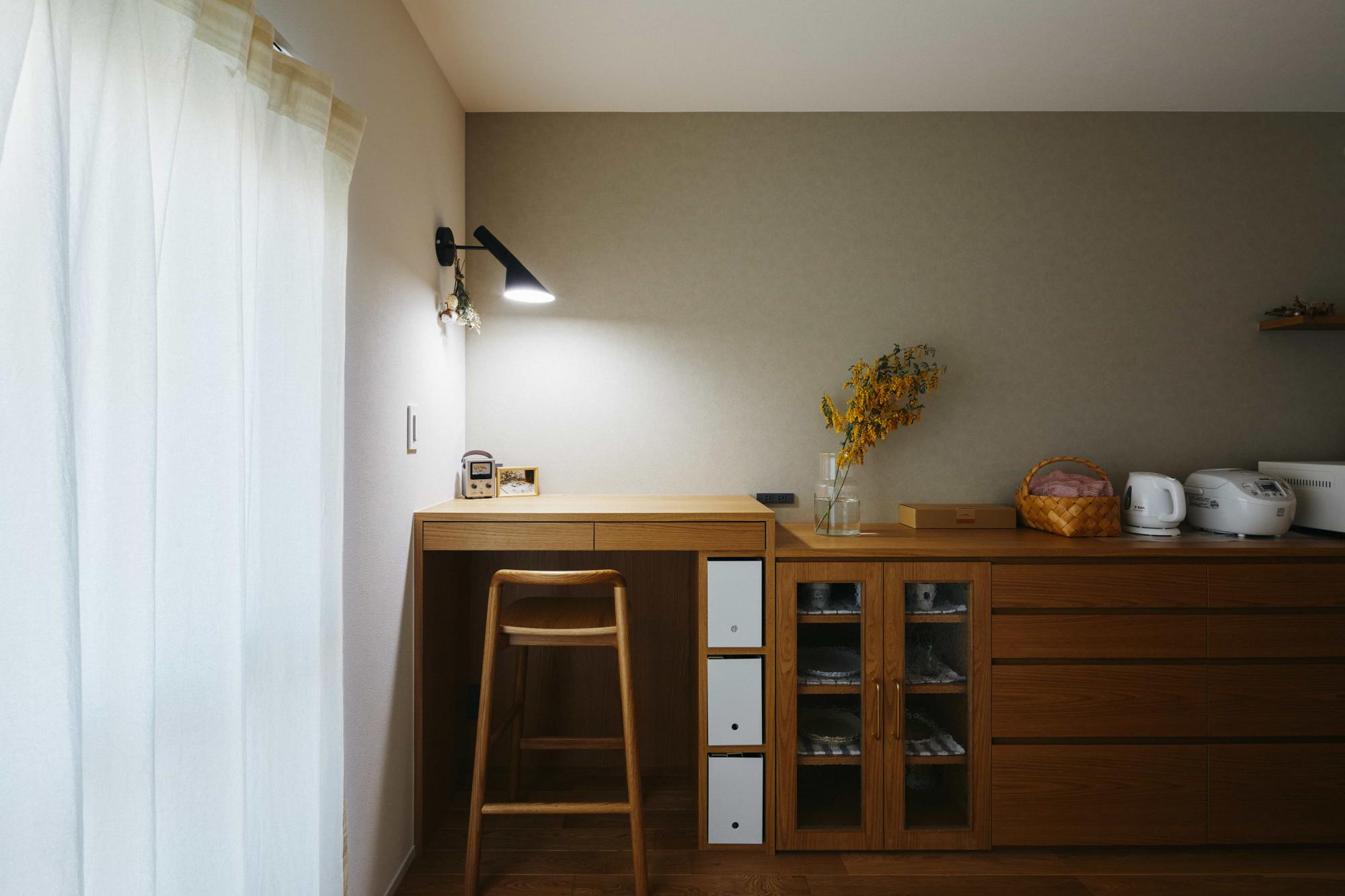 ワークスペースはカップボードと繋げて計画。窓から差し込む光が心地よく、家事の合間にさっと作業できます。