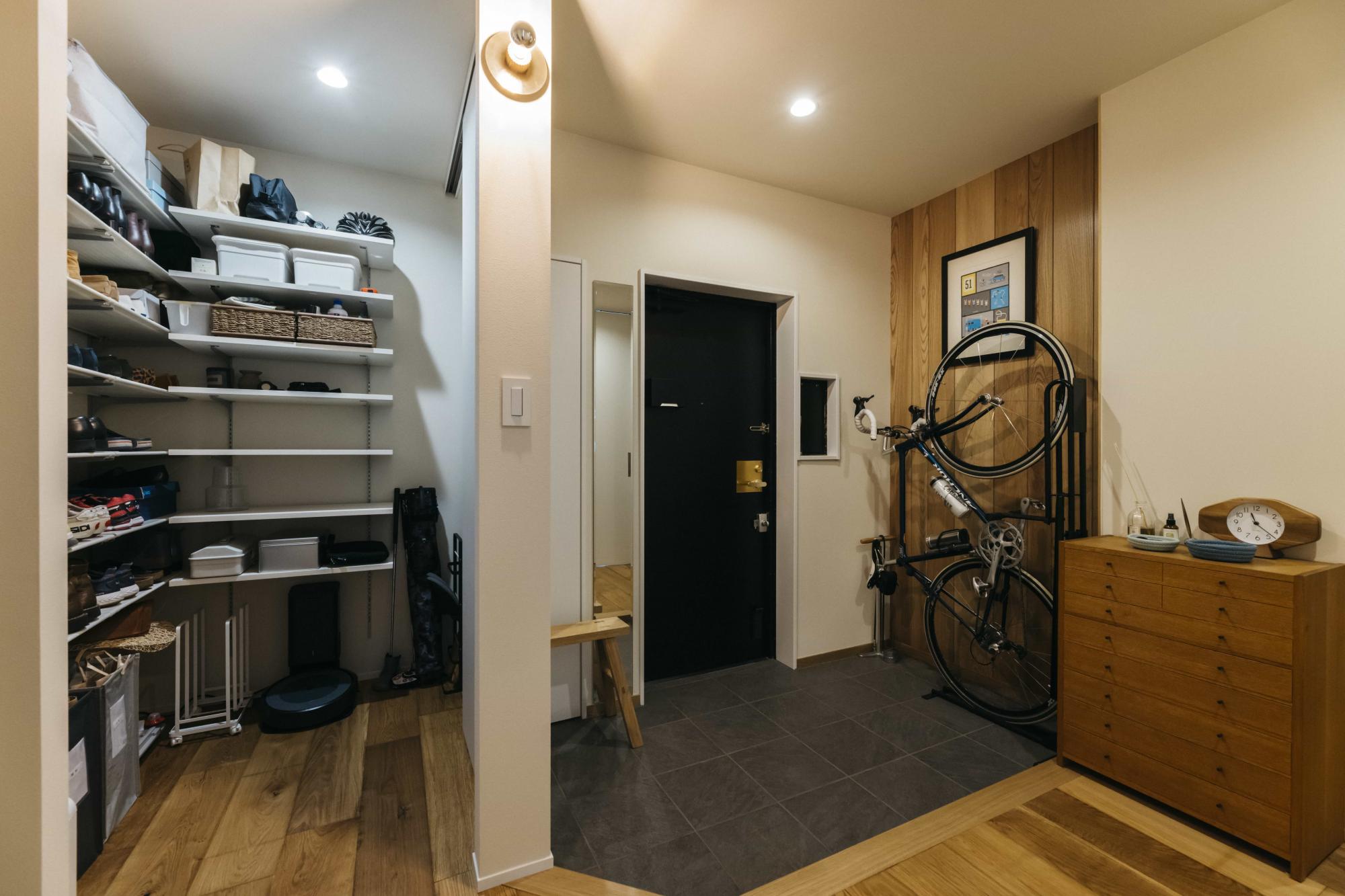 シューズクロークを設置することで、玄関周りをきれいに整頓できます。