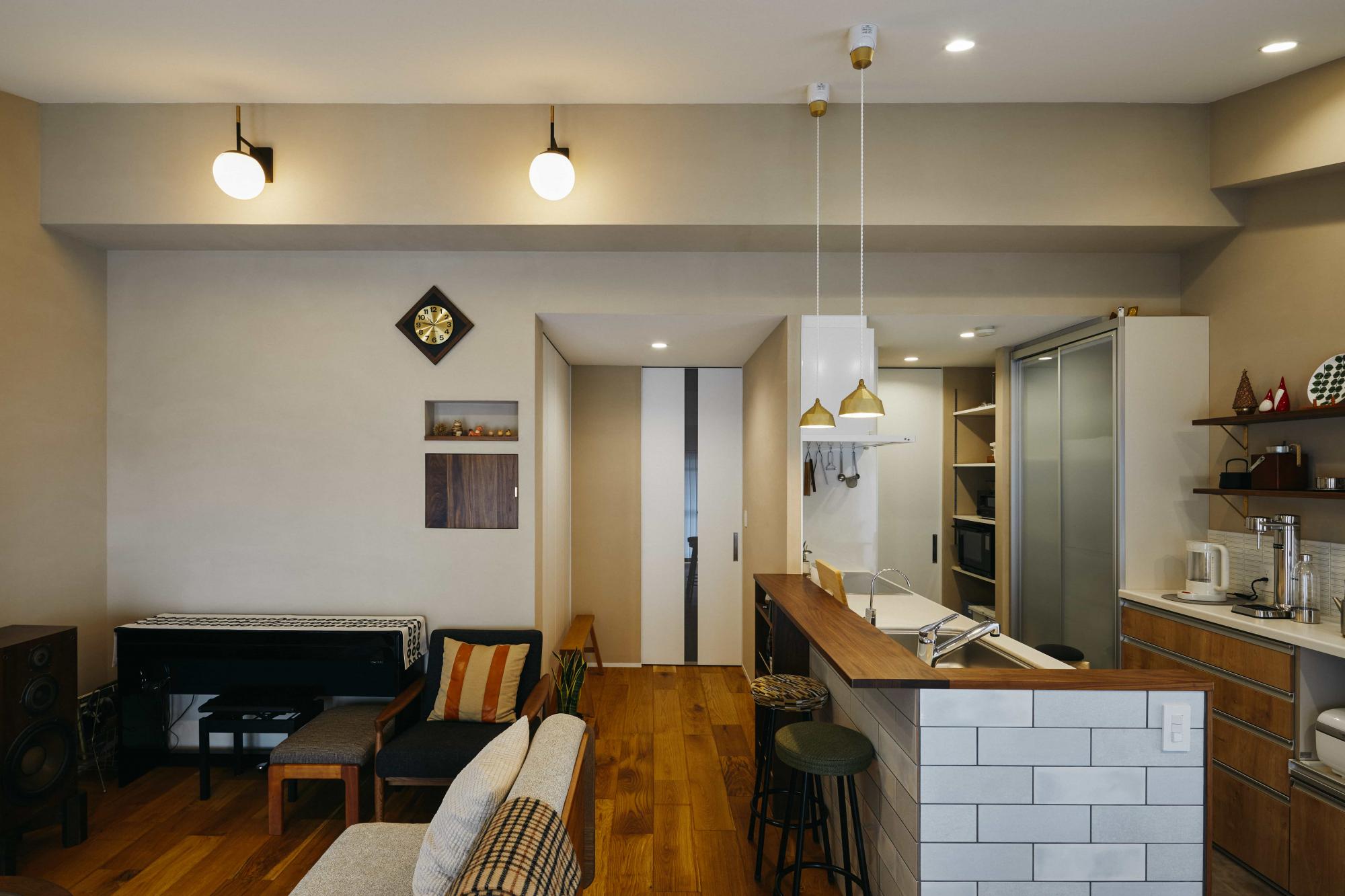 壁はすべて少しベージュ色をした塗り壁を施しています。塗り壁ならではのマットで柔らかな質感が、LDK全体の優しい雰囲気を創り出しています。