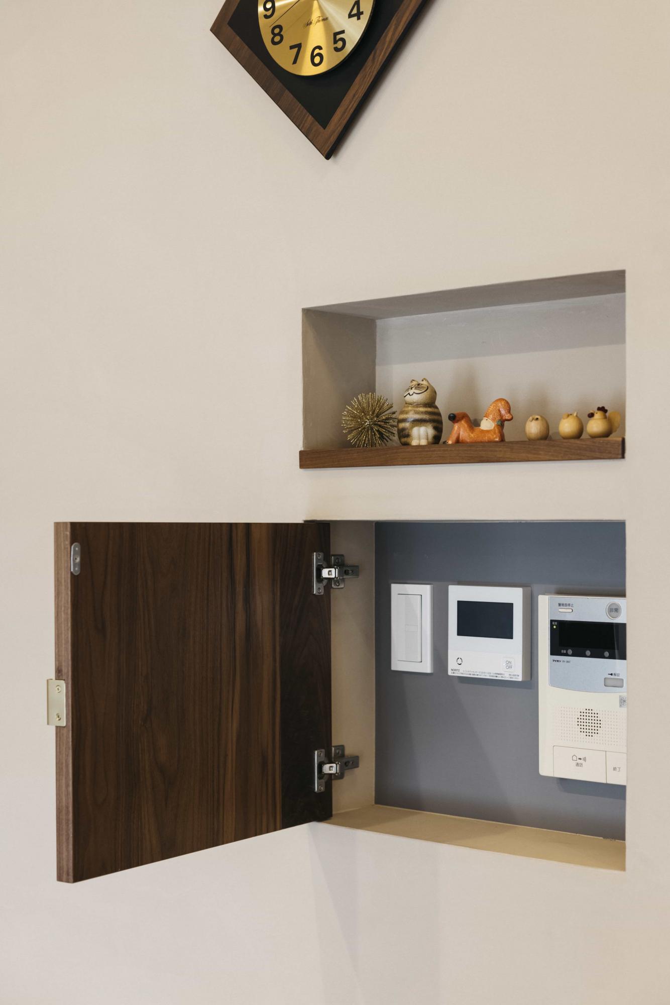 インターホンやスイッチなどの機器はニッチにまとめてスッキリと。