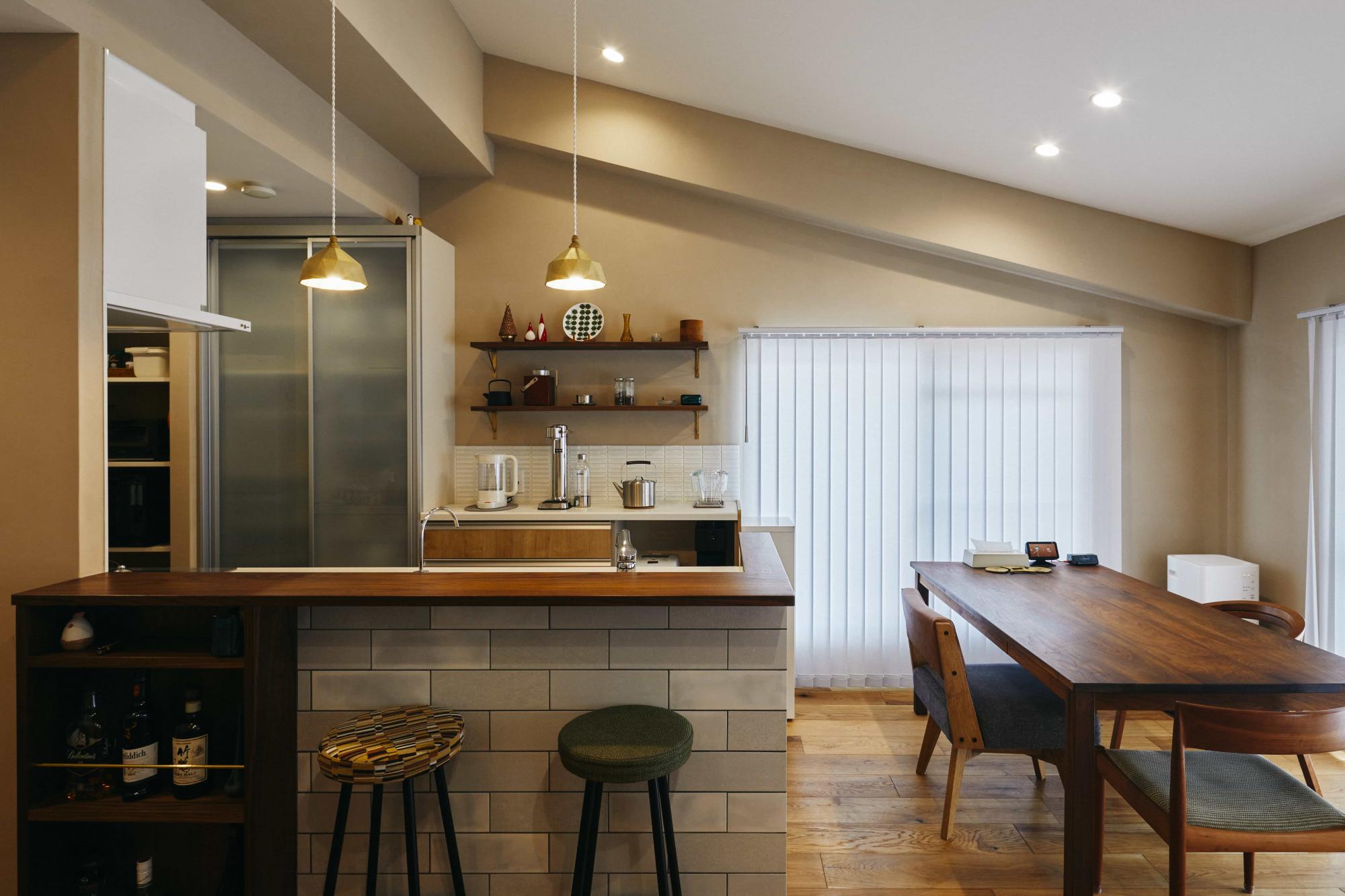 毎日使用する調理器具などは見せる収納に。効率よく料理が出来るだけでなく、インテリアとしても空間に馴染みます。