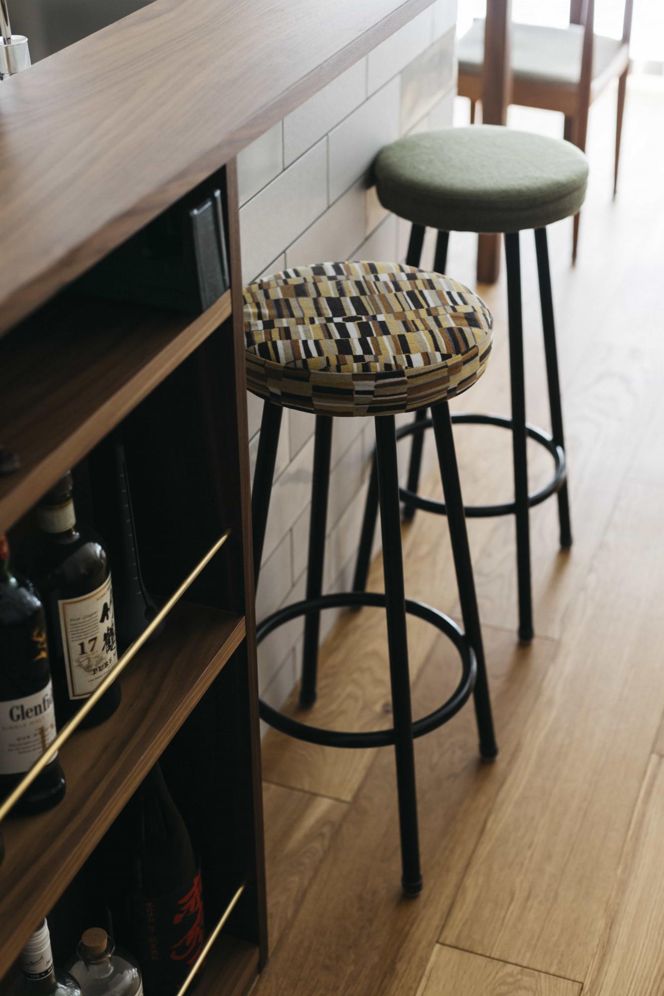 お酒を嗜む趣味をお持ちのご夫婦に合わせて、キッチンカウンター部分に造作のボトル置きを設計。