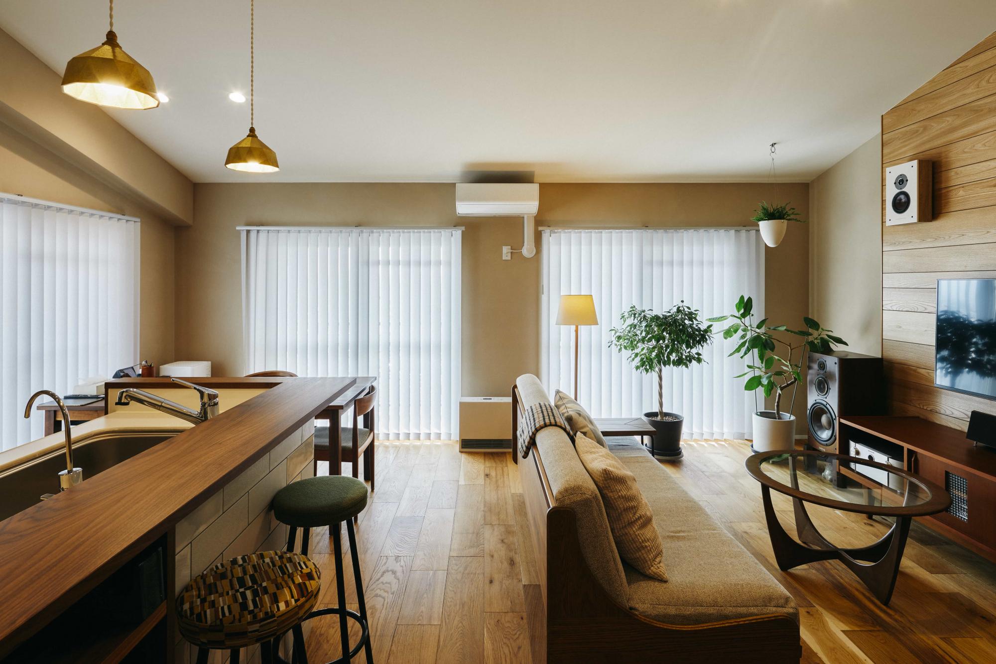 床材はオークの挽き板、カウンターはウォールナット材を使用。本物の木材だからこそ色合いが違っていても違和感なくまとまっています。