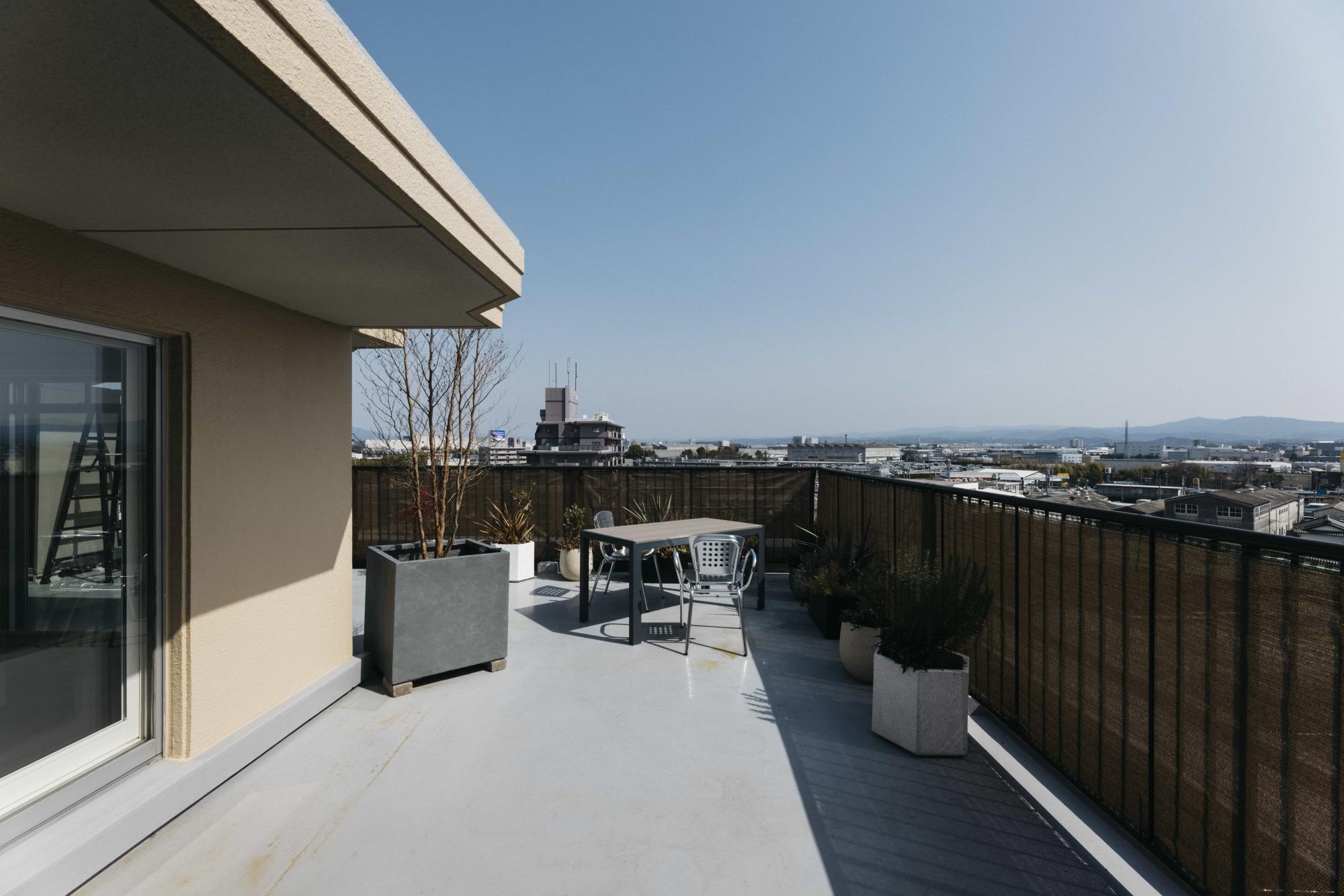 ルーフバルコニーは開放感抜群。のんびり過ごしたり広さを活かして趣味スペースとして活用できます。