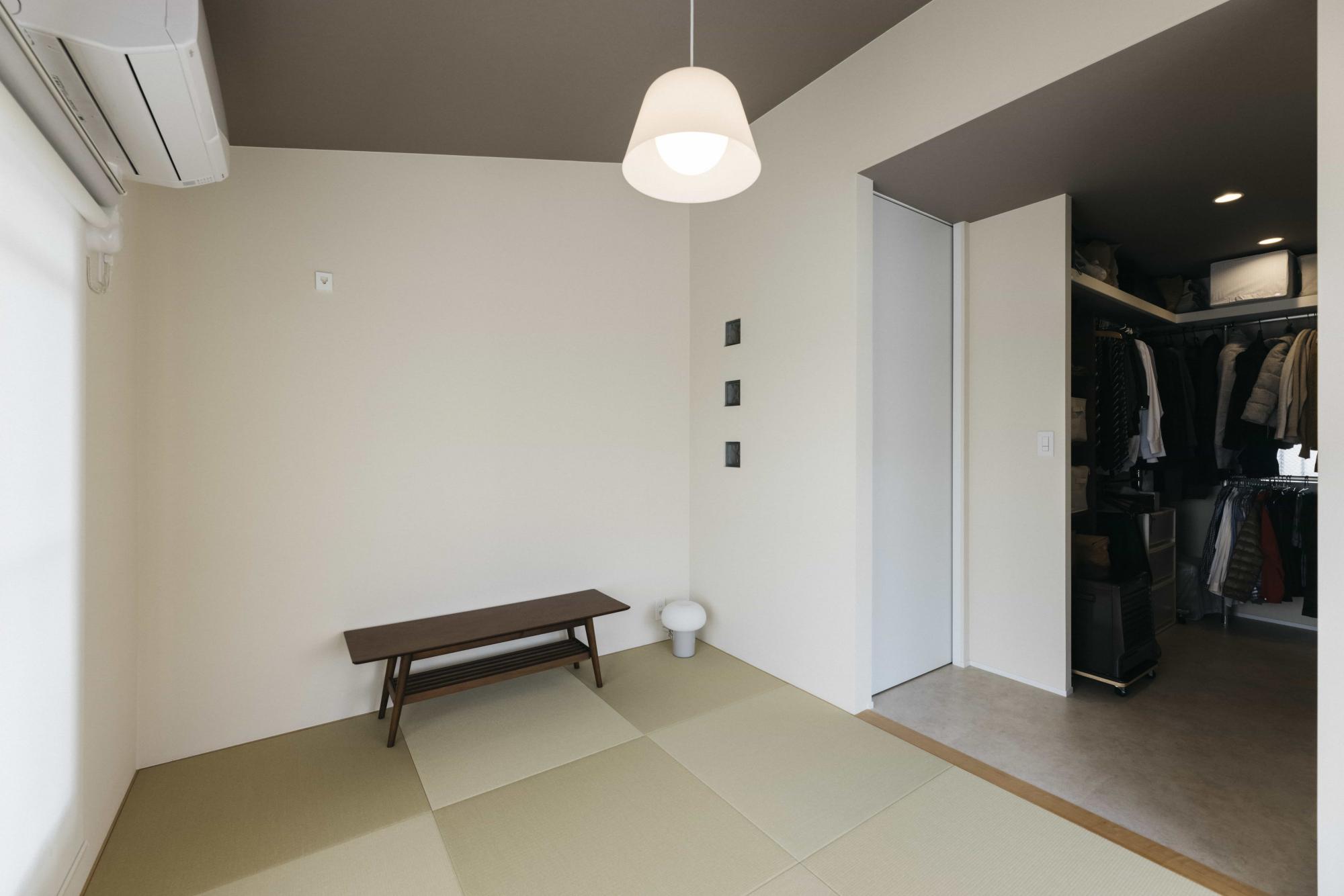 寝室の隣には、ファミリークローゼットを設けました。乾いた洗濯物も一か所に片付けられるので、家事の負担が一気に軽減されます。