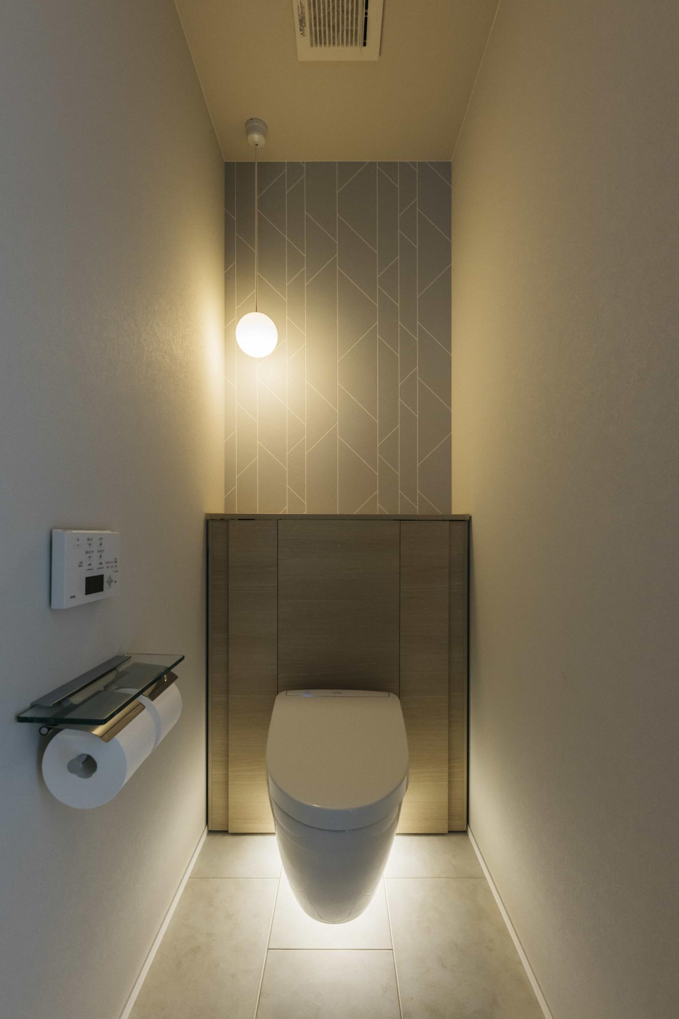 トイレの照明が幻想的な雰囲気を演出しています。