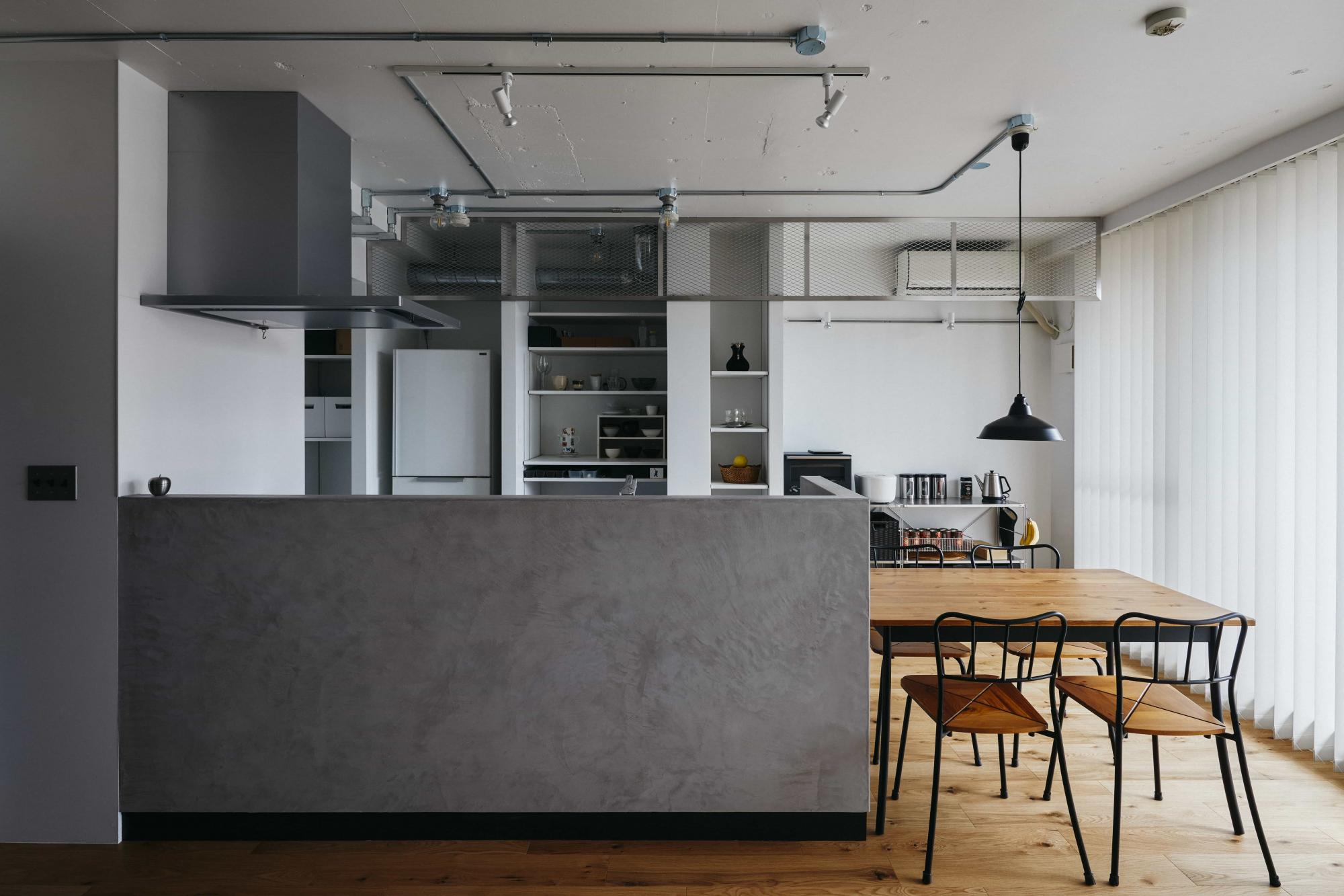 LDKの一角にある造作スペースや目隠し効果も果たすエキスパンドメタルに注目です