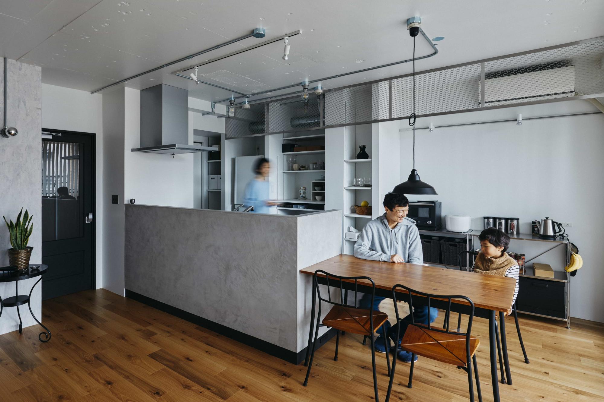 インダストリアルな雰囲気に合わせて、キッチン背面にはエキスパンドメタルという金属材料を採用。