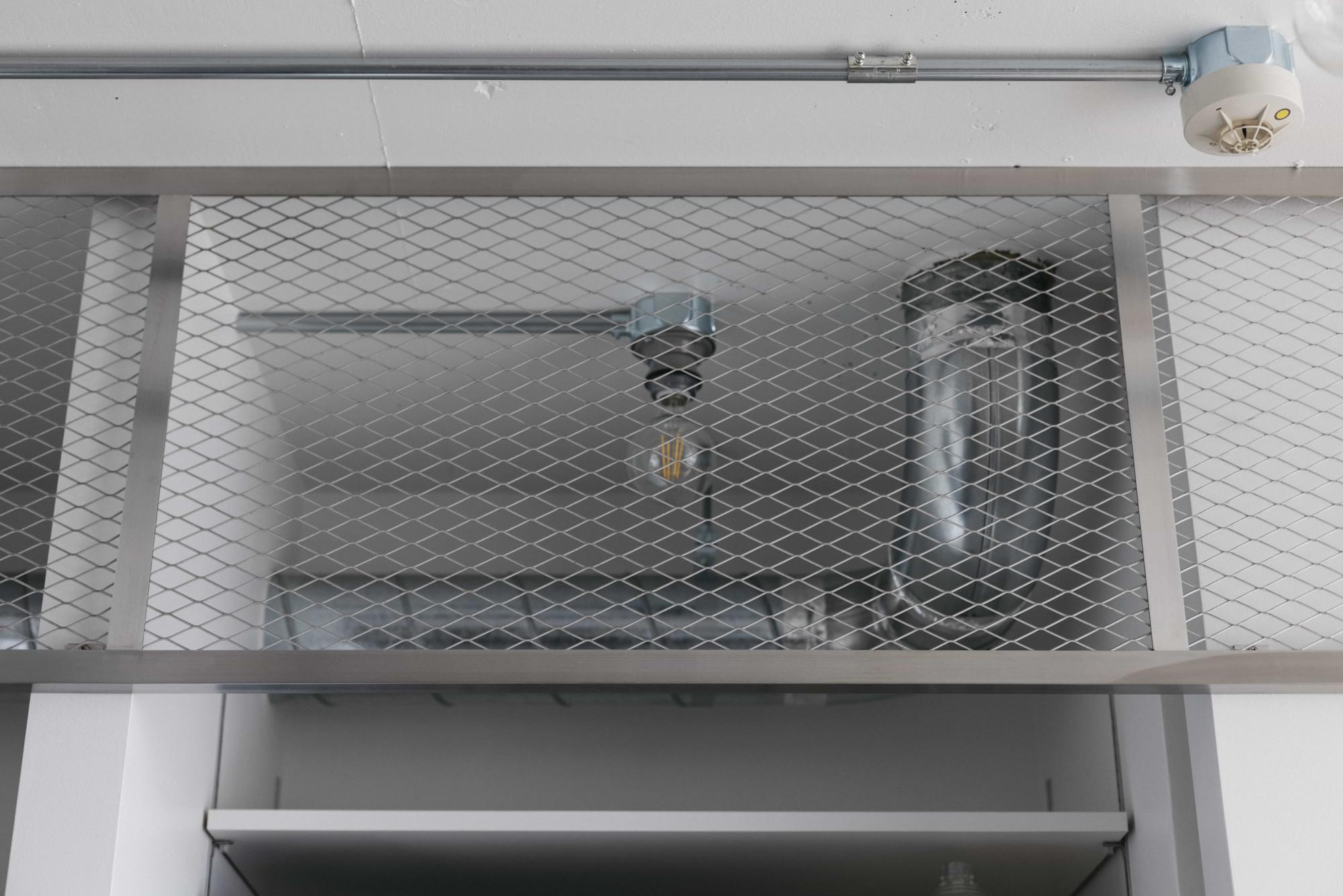 ステンレスの色味が空間を引き締めてくれるのと同時に、エアコンや排気などを目隠しする効果も果たします。