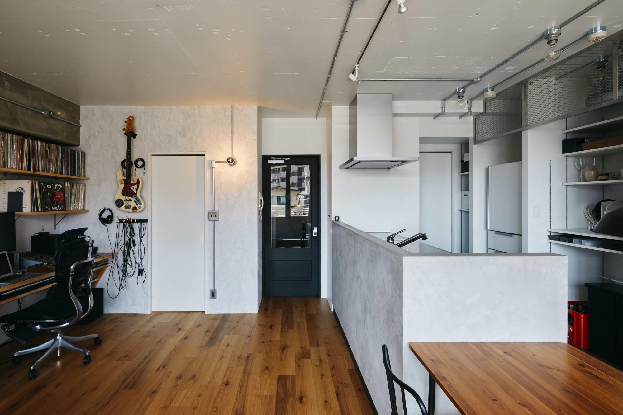 造作TV面収納の天板とキッチン腰壁にはモールテックスを使用し、住まい全体に統一感をもたせました。