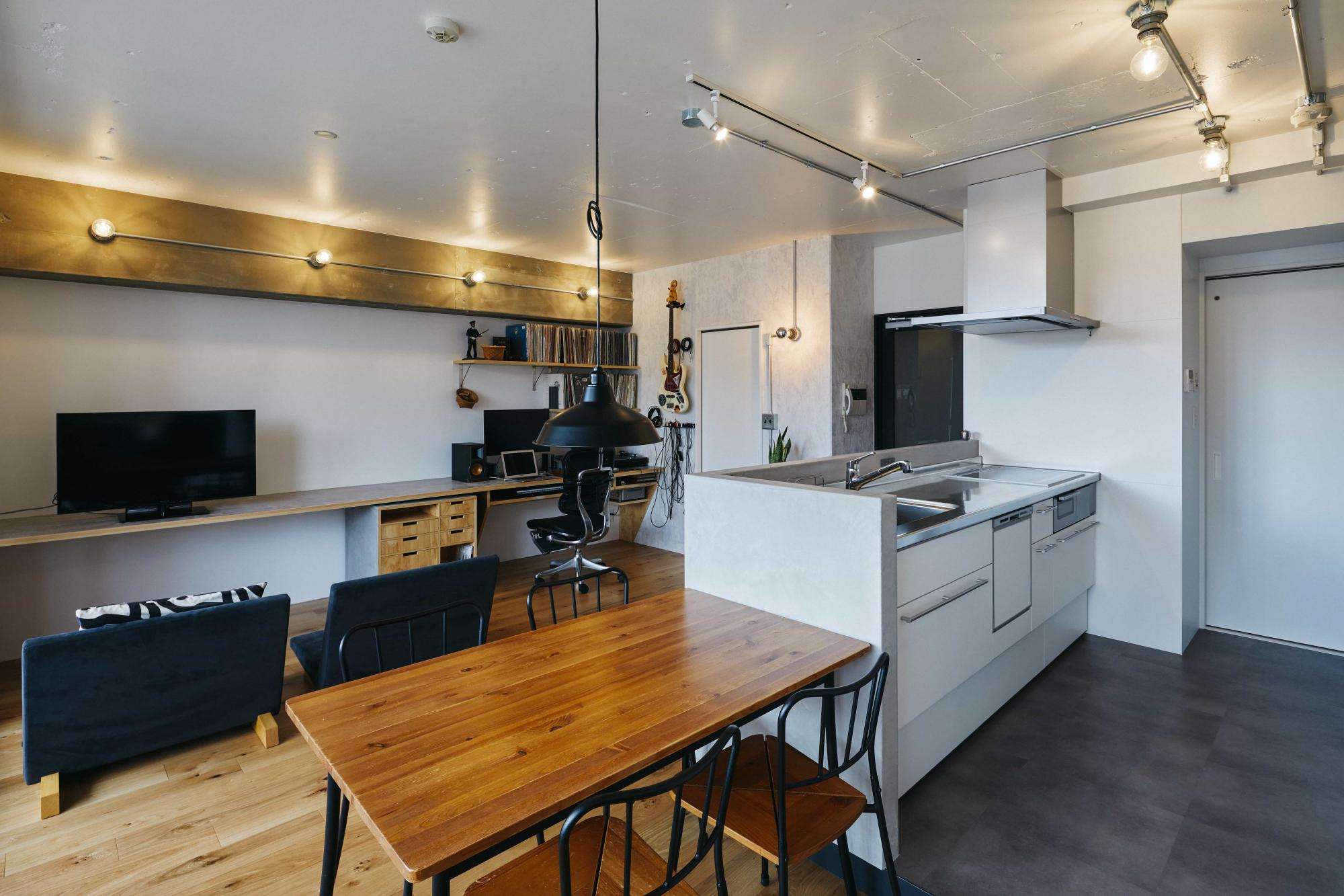 梁のみ塗装を行わず躯体現しにすることで、無骨過ぎないバランスの良い空間をデザイン。