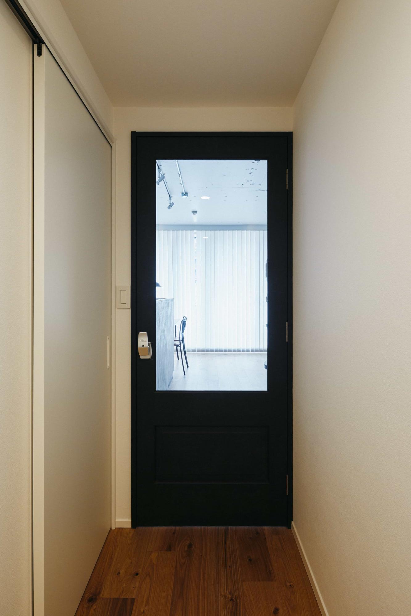 暗くなりやすい廊下はガラス戸に変更してLDKから光を取りいれました。