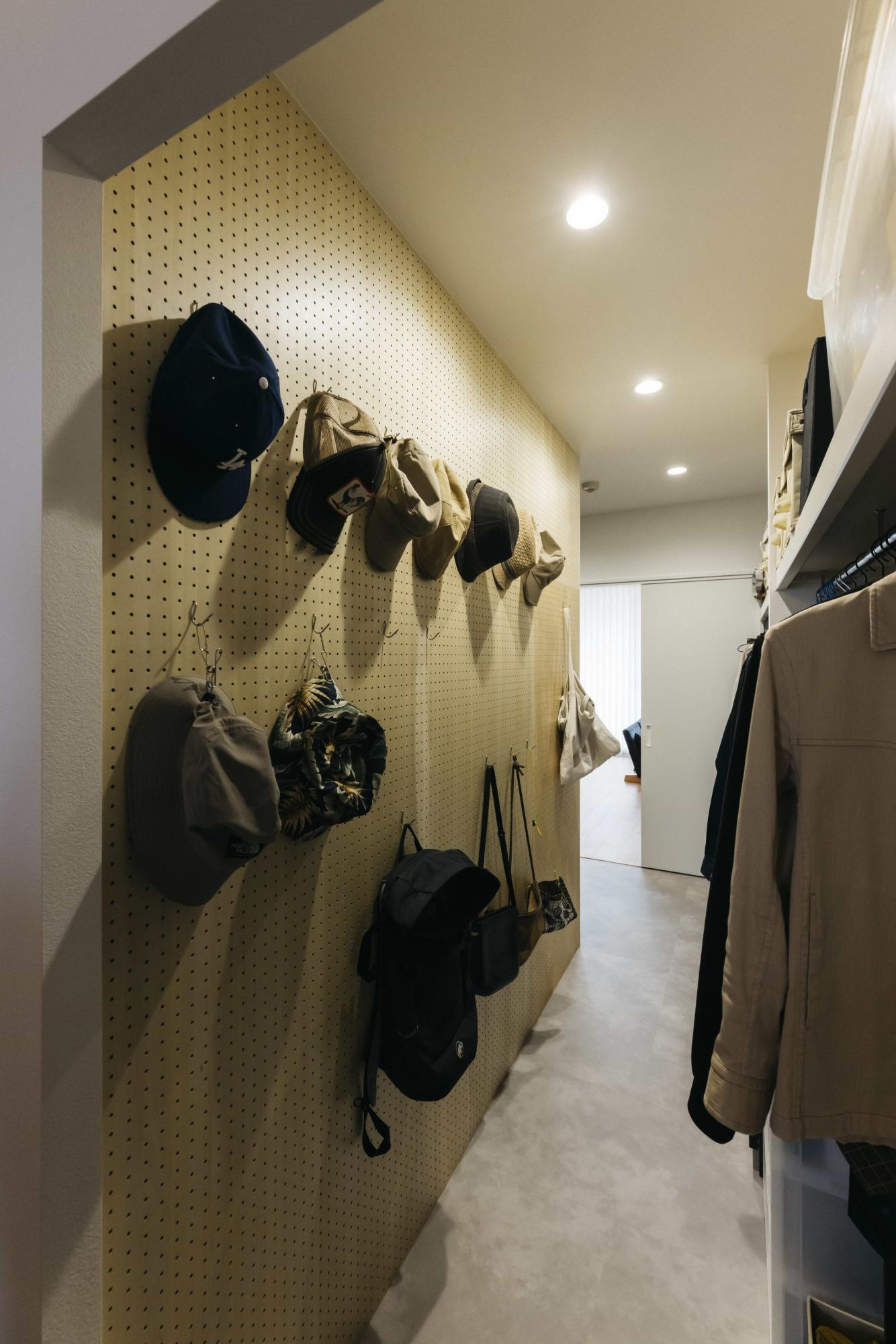 WICでは有効ボードを取り付けることにより帽子や小物がたくさん飾れ、壁面を有効活用できます。