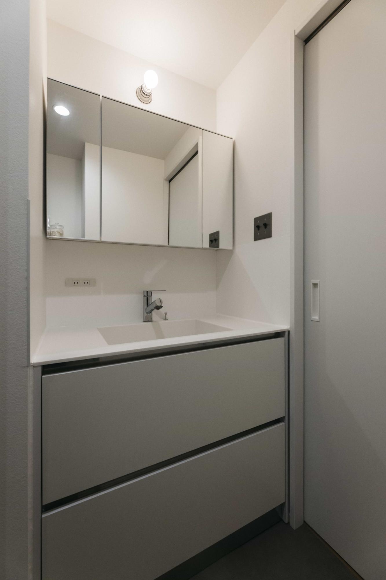 洗練されたシンプルな洗面台。大容量の収納スペースを確保しています。