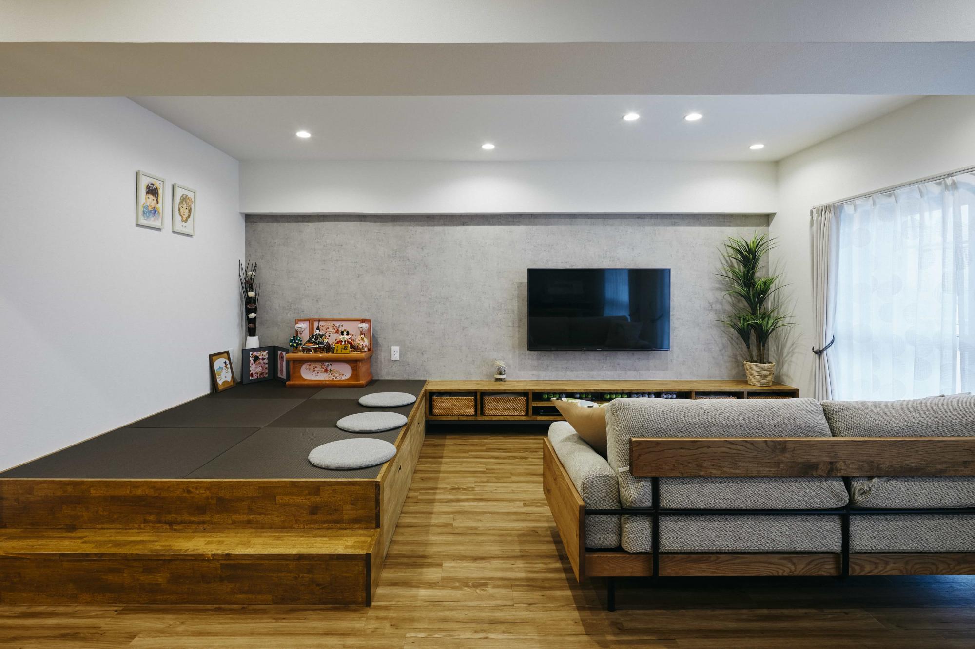 畳スペースはゴロゴロと寛げるだけでなく、天井にロールスクリーンを仕込んでおり、来客時には簡易的な寝室としても利用できる。