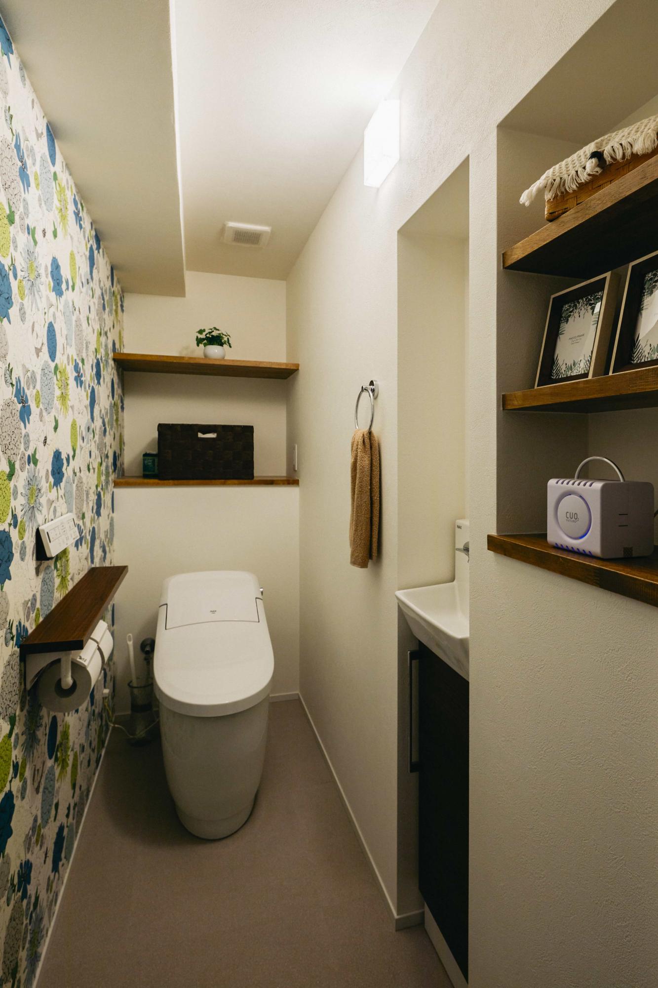 トイレにも造作棚を設け、オシャレに
