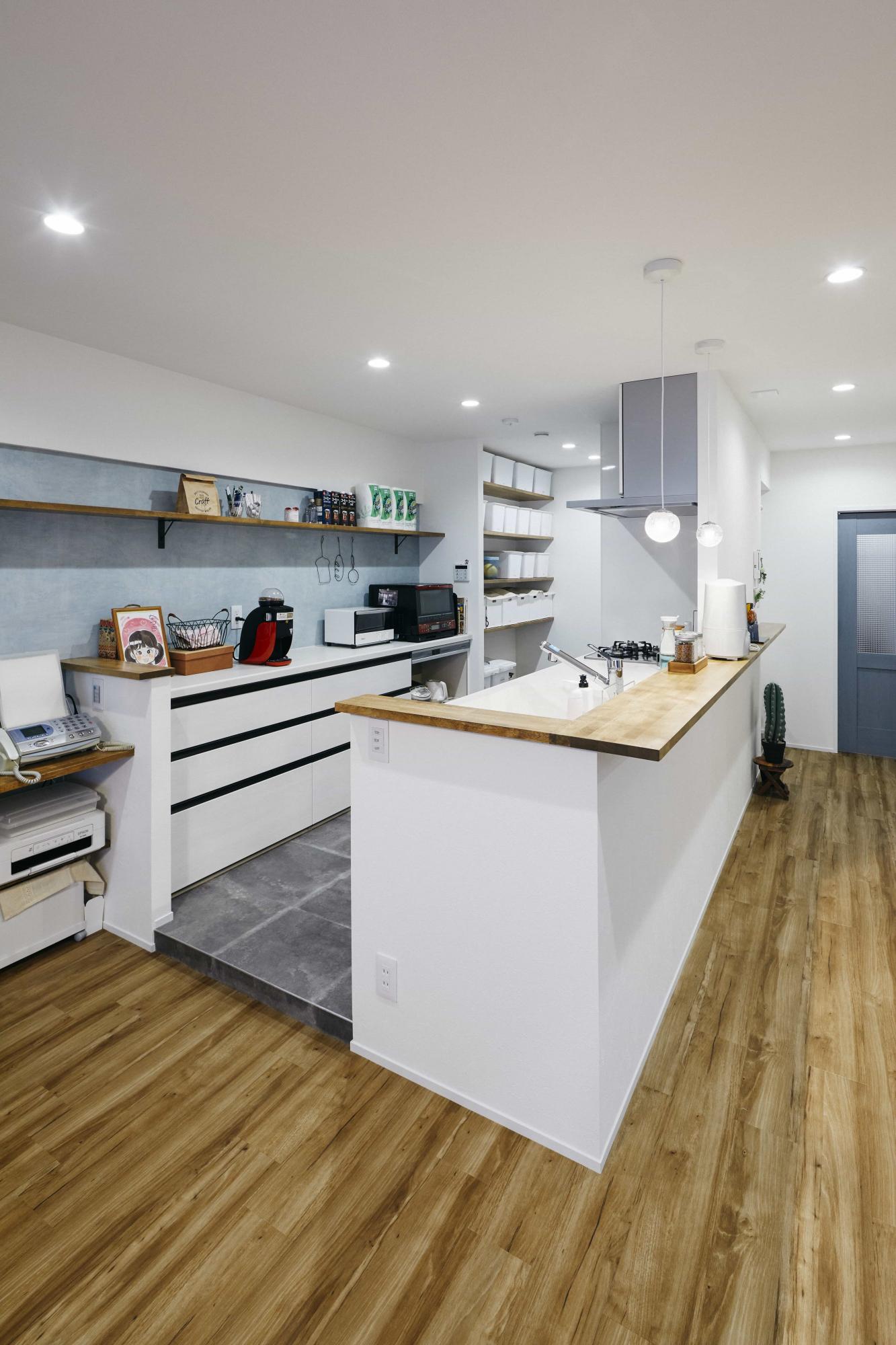 キッチン上部は収納を設けず、開放的に。隣にはパントリーも設計されているので、収納力も大容量