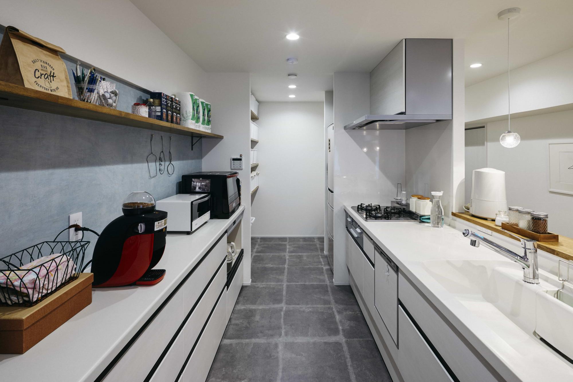 キッチンは広めの作業スペースを持ったシステムキッチンを採用。お子様を一緒に料理をしたいという奥様の希望を叶えられた