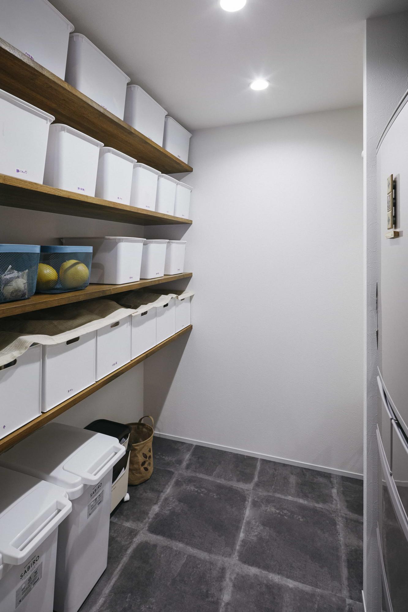 キッチンに隣接したパントリー。日用品や食料をたくさん収納できる