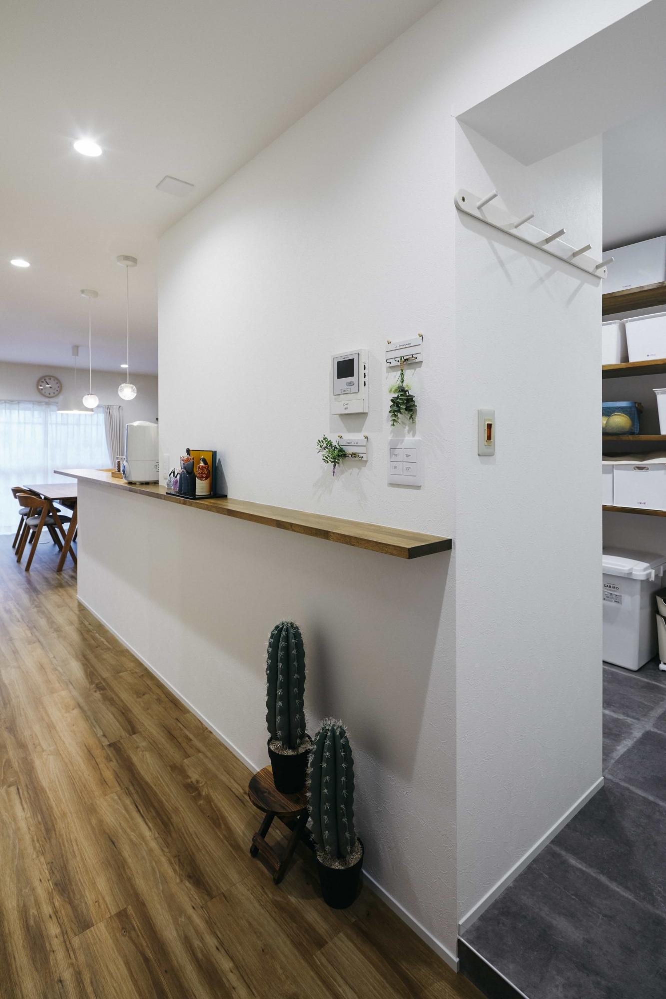 キッチンへはパントリー側からもアクセスできる回遊型の間取りに