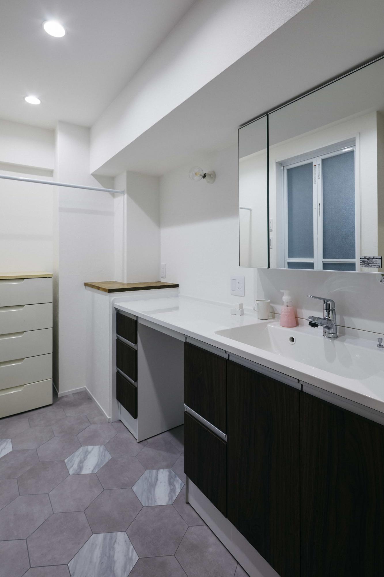 広く使い勝手の良い洗面化粧台。洗面の隣のスペースでは化粧だけでなく、洗濯物を畳んだり、アイロンをかけたりもできる