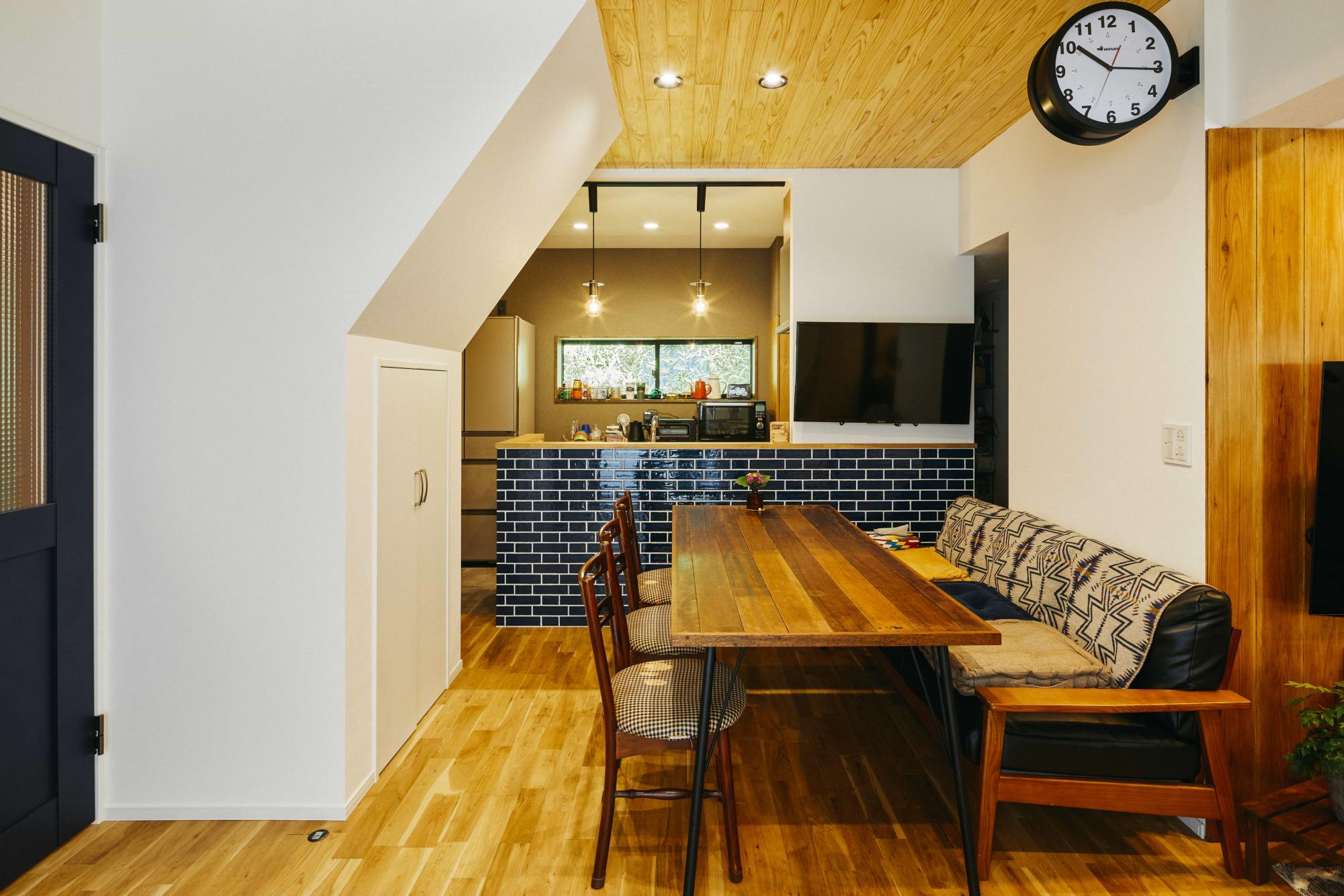 自然素材ならではの木の色合いや個性的な木目は、年月を重ねるごとに味わいのある表情へ変化し続ける愉しさがあります。