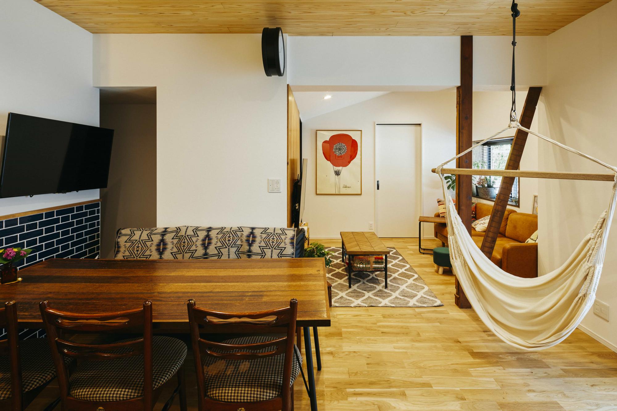 LDKの天井は市内で製材した無垢の杉材を使い、木の風合いを感じる柔らかな空間に仕上げました。