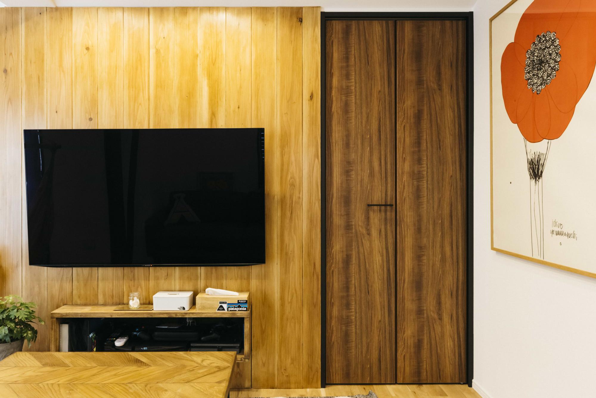 TV面の羽目板は2階で使った床材の余りで施工。LDKの表情を変えるために味のある塗装を施しています。