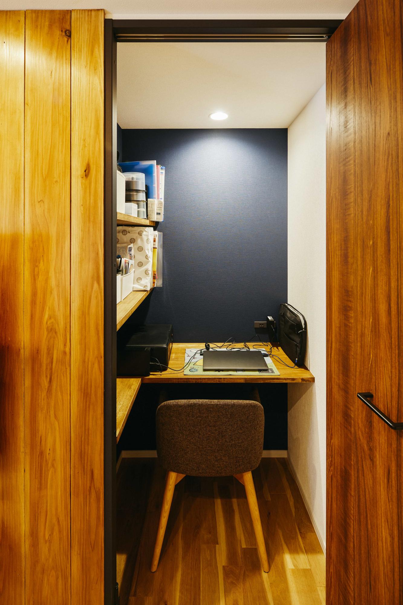 TV横の折戸の中には小さな書斎スペースを造作しました。