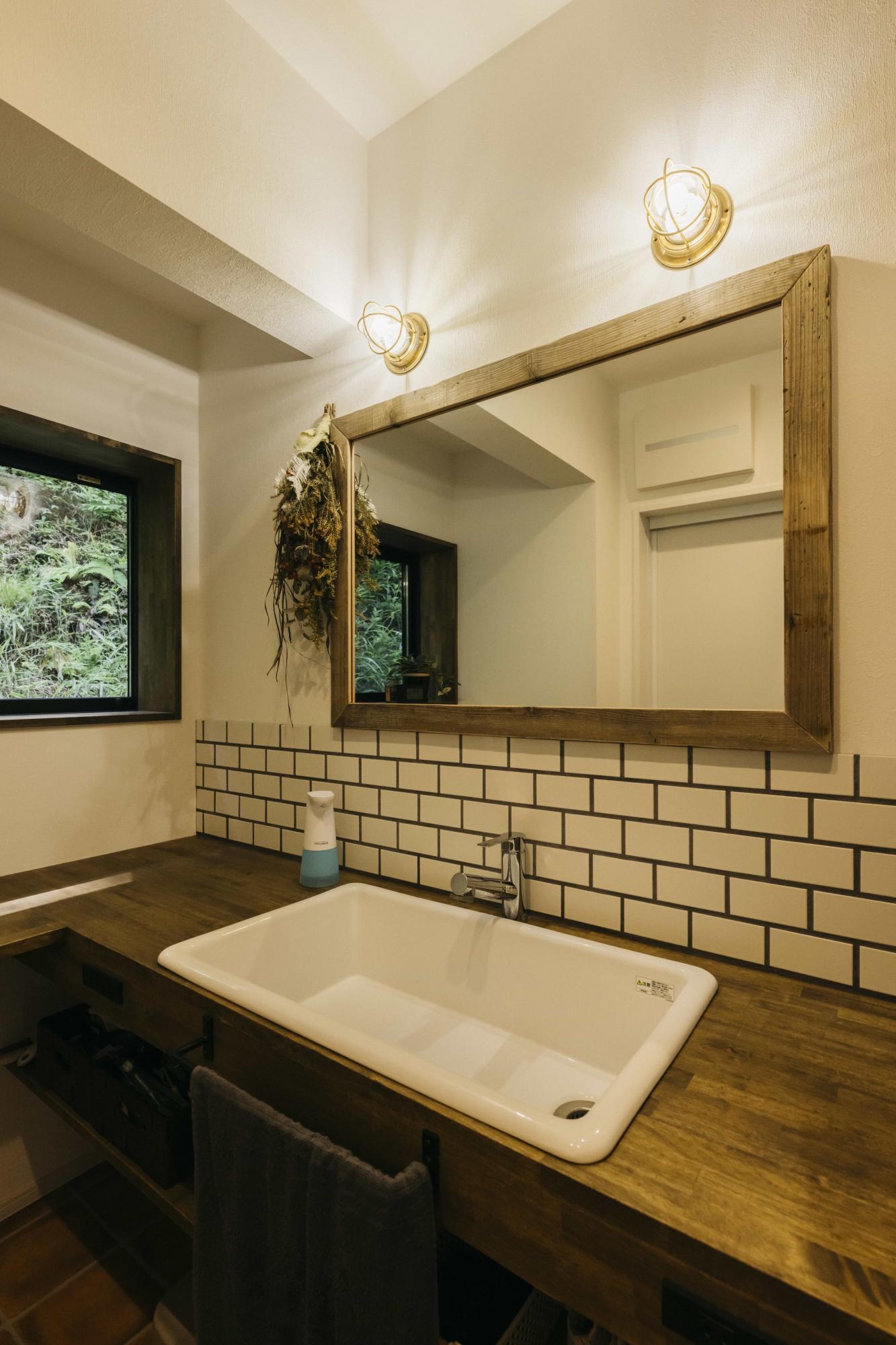 洗面所は木の素材感と使い勝手にこだわり造作。