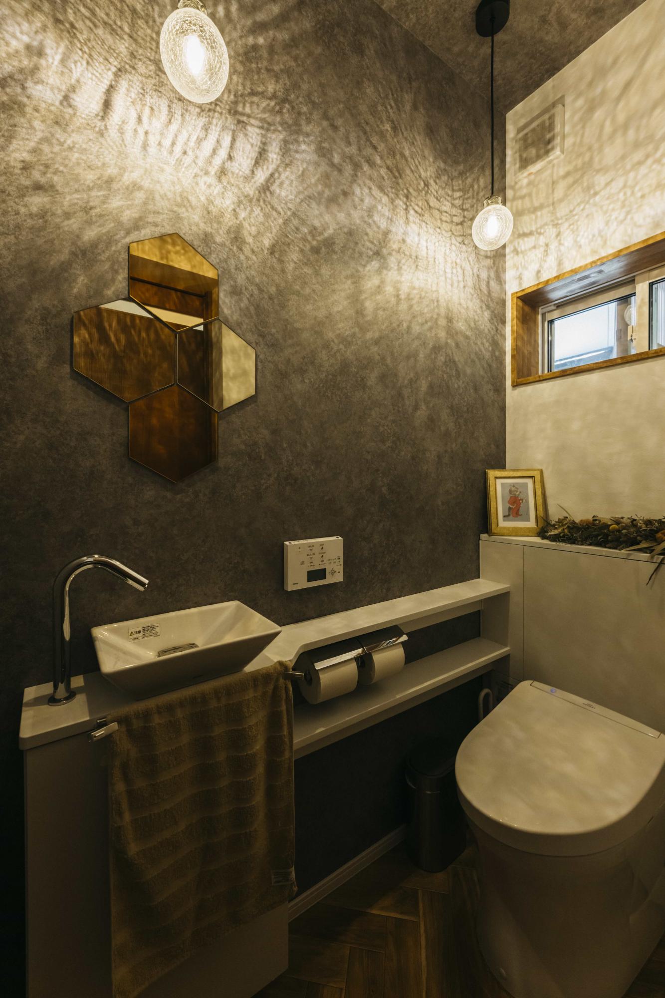 幻想的な明かりで演出されたトイレ。