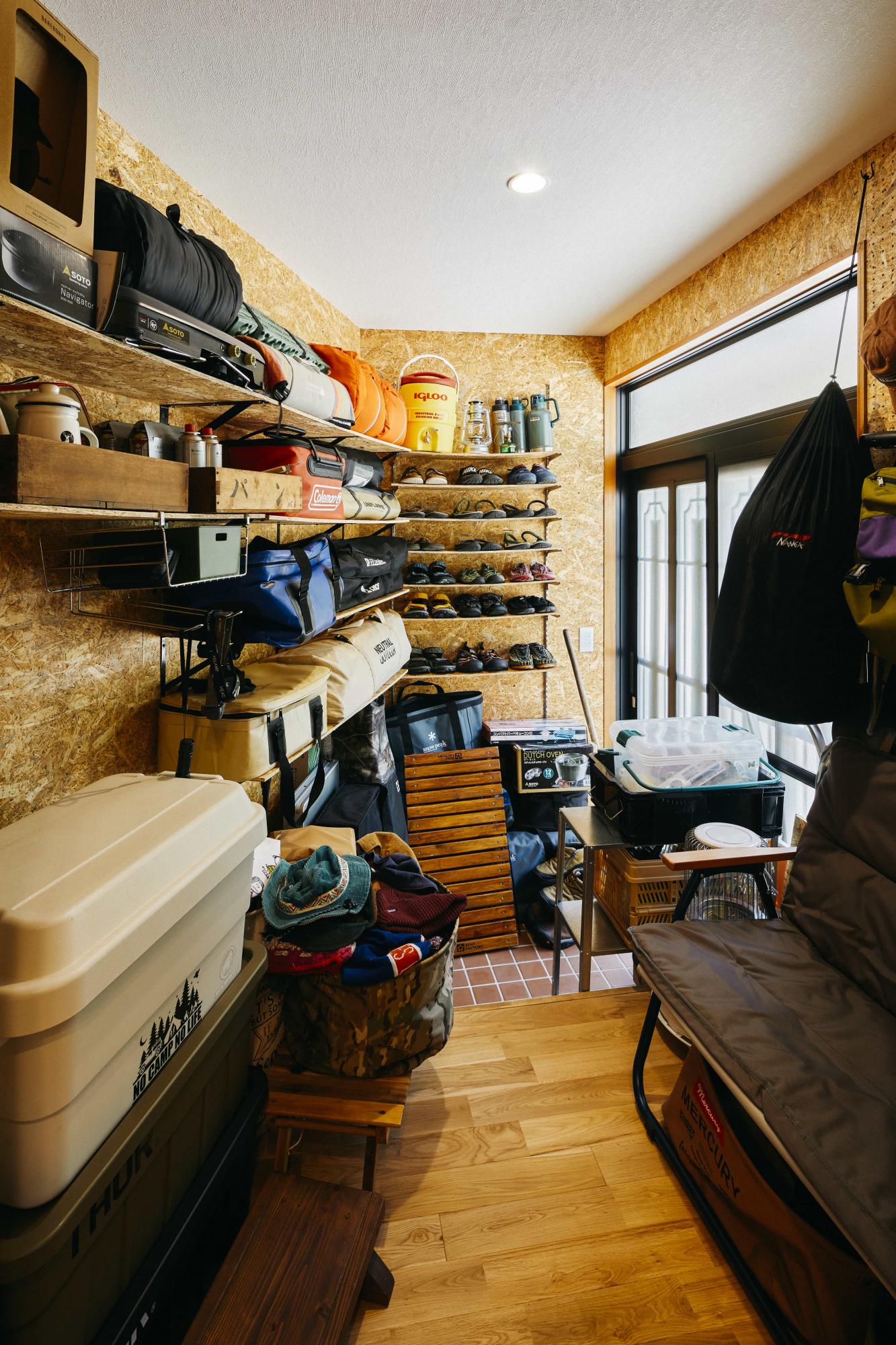 LDKからも外からも直接アクセスできる収納庫。壁の棚は施主様の手作りです。